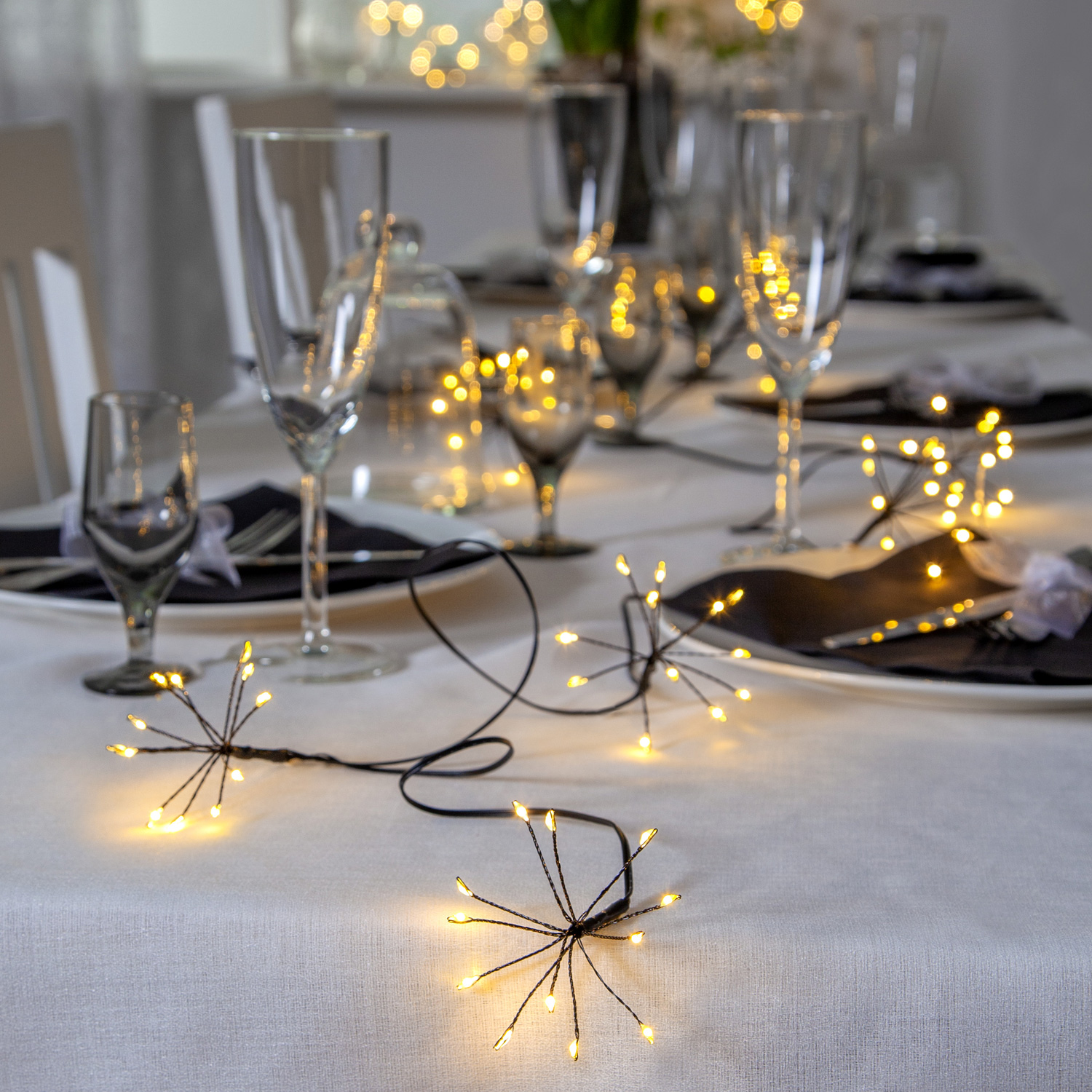 LED Lichterkette Dew Drop Flower - 96 LED Tautropfen - 8 Blüten - L:2,10m - Timer - Batterie - Außen LED Lichterkette Dew Drop Flower - 96 LED Tautropfen - 8 Blüten - L:2,10m - Timer - Batterie - Außen