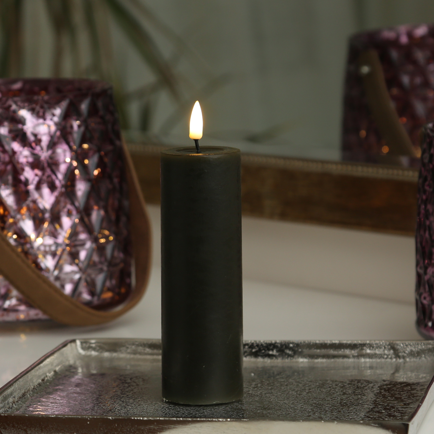 LED Stumpenkerze MIA - Echtwachs - realistische 3D Flamme - H: 15cm - D: 5cm - dunkelgrün LED Stumpenkerze MIA - Echtwachs - realistische 3D Flamme - H: 15cm - D: 5cm - dunkelgrün