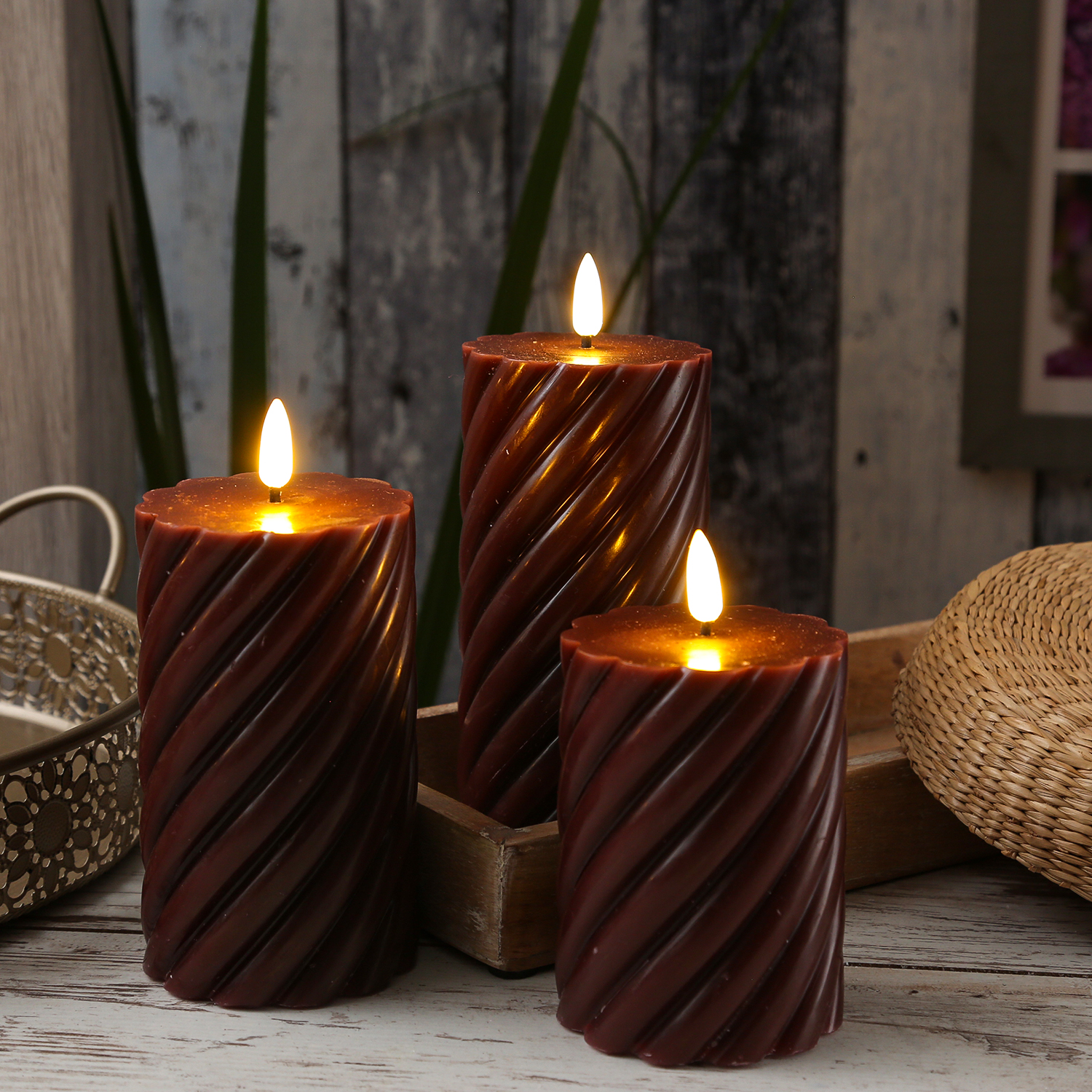 LED Stumpenkerze SWIRL - Echtwachs - warmweiße 3D Flamme - H: 17,5cm - Batterie - Timer - weinrot LED Stumpenkerze SWIRL - Echtwachs - warmweiße 3D Flamme - H: 17,5cm - Batterie - Timer - weinrot