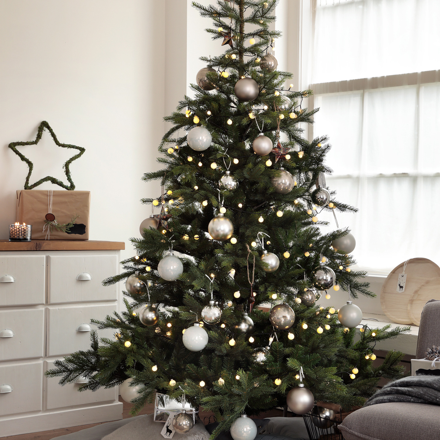 LED Lichterkette BERRY - 120 warmweiße opale Kugeln - 3 unterschiedliche Größen - L: 9m - für Außen LED Lichterkette BERRY - 120 warmweiße opale Kugeln - 3 unterschiedliche Größen - L: 9m - für Außen