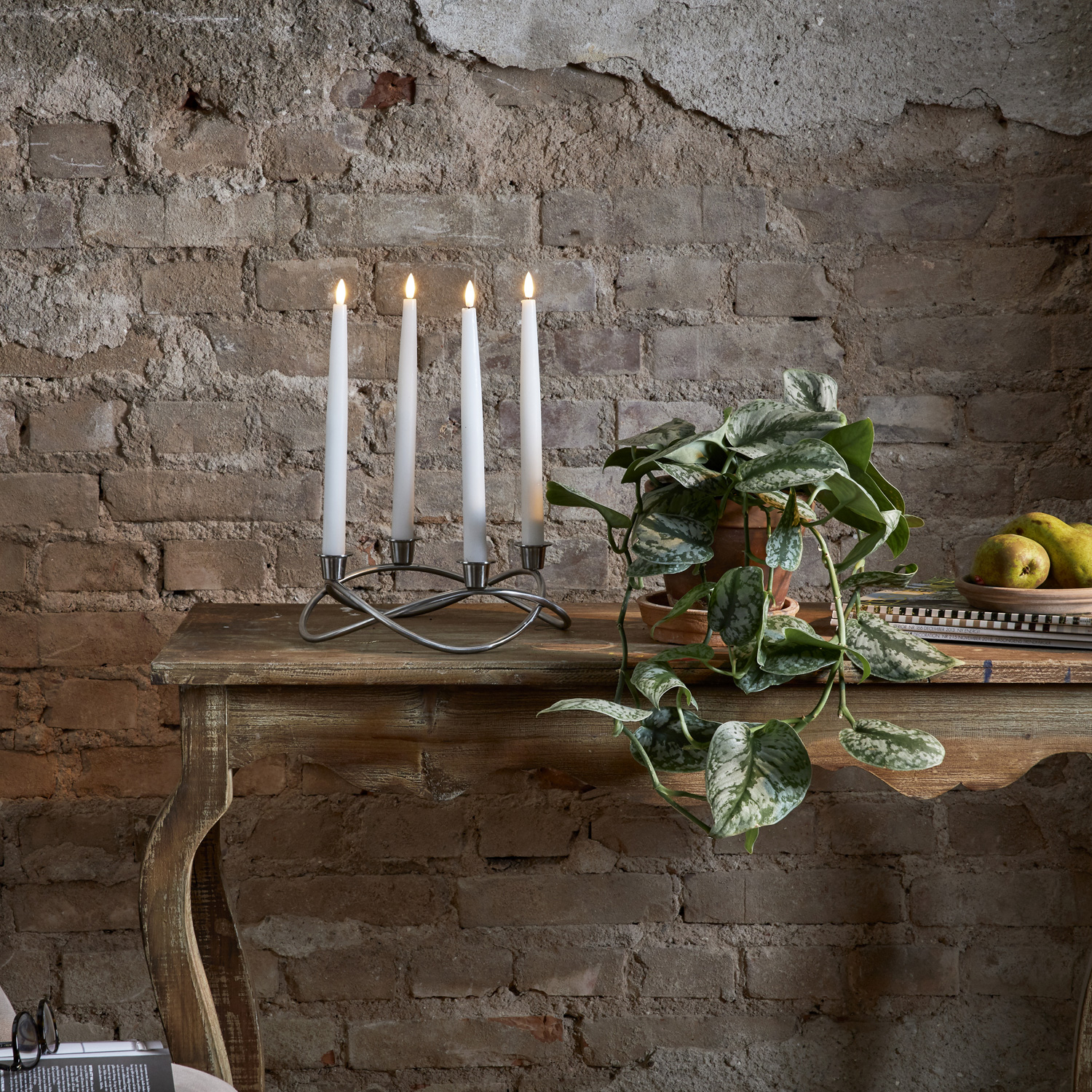 LED Stabkerzen Flamme - Echtwachs - flackernde warmweiße LED - H: 28,5cm - Timer - weiß - 4er Set LED Stabkerzen Flamme - Echtwachs - flackernde warmweiße LED - H: 28,5cm - Timer - weiß - 4er Set