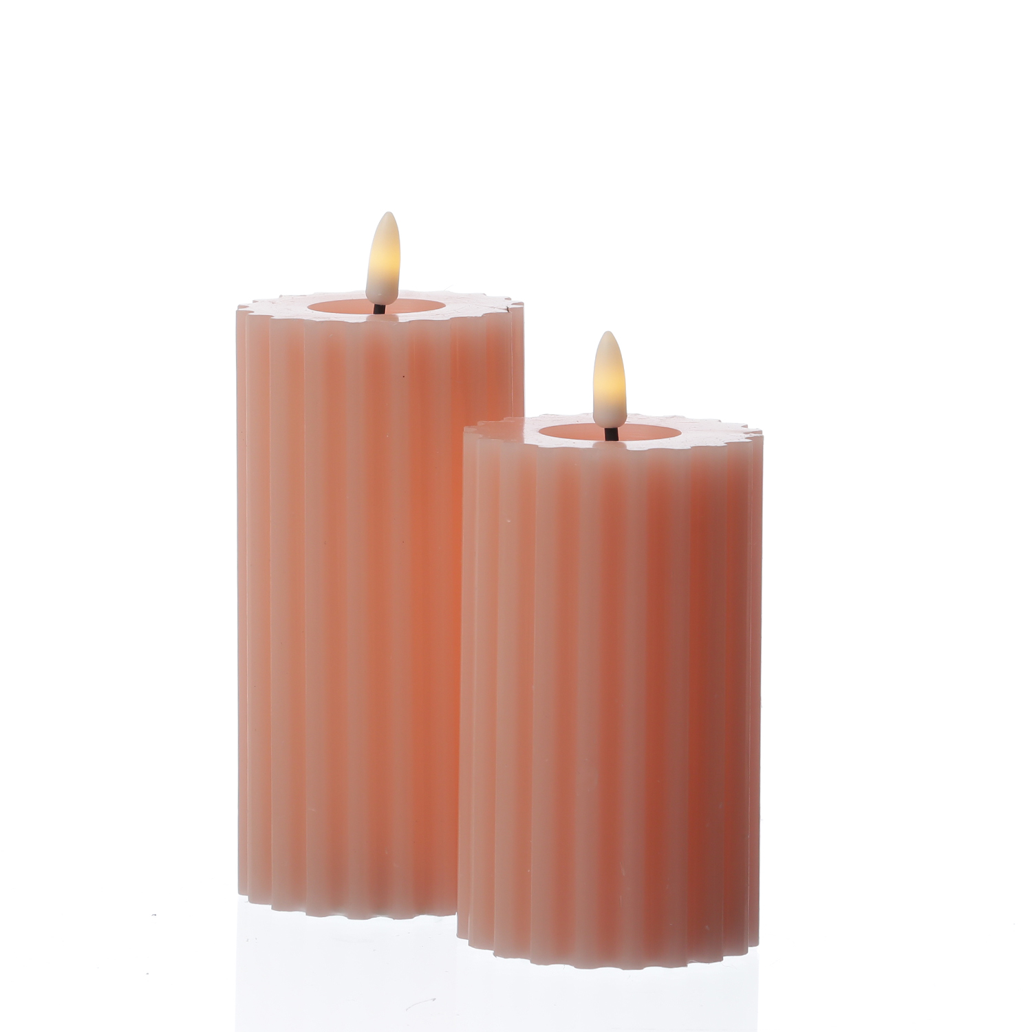 LED Kerze LIV - gerillt - Echtwachs - warmweiße 3D Flamme - H: 14,5cm - D: 7,5cm - Timer - rosa LED Kerze LIV - gerillt - Echtwachs - warmweiße 3D Flamme - H: 14,5cm - D: 7,5cm - Timer - rosa
