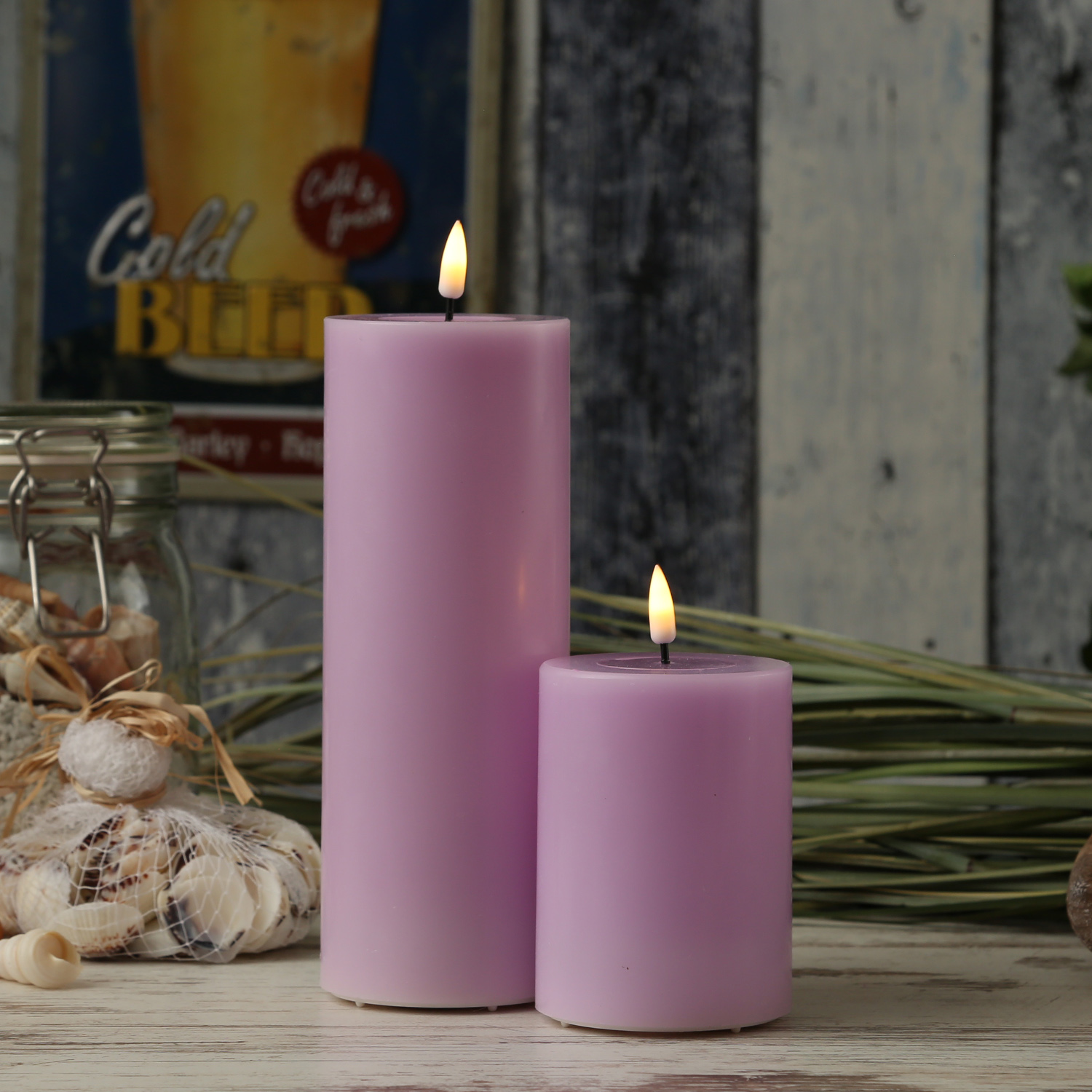 LED Stumpenkerze MIA - Echtwachs - realistische 3D Flamme - H: 20cm - D: 7,5cm - lavendel LED Stumpenkerze MIA - Echtwachs - realistische 3D Flamme - H: 20cm - D: 7,5cm - lavendel