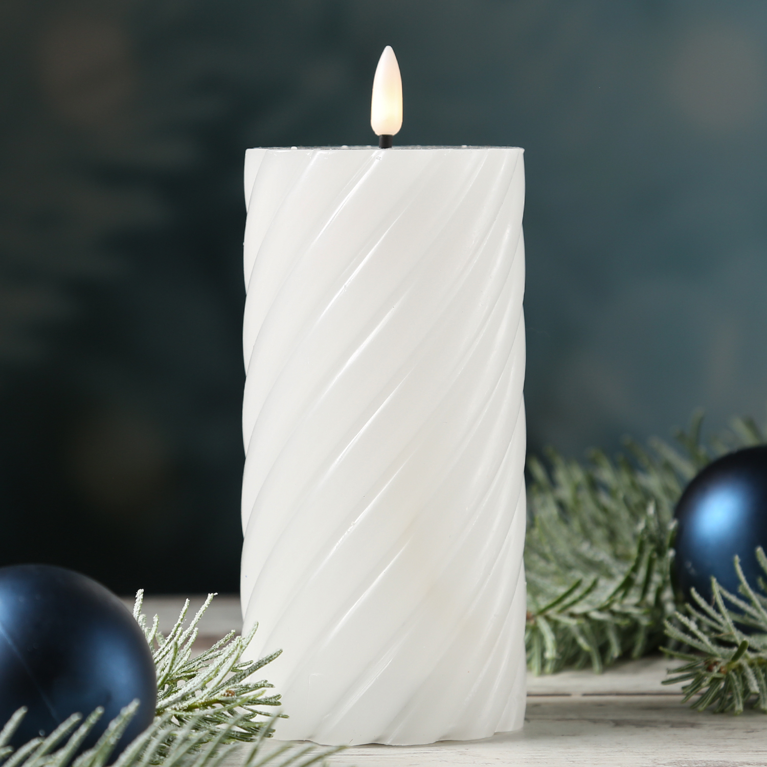 LED Stumpenkerze SWIRL - Echtwachs - warmweiße 3D Flamme - H: 17,5cm - Batterie - Timer - weiß
