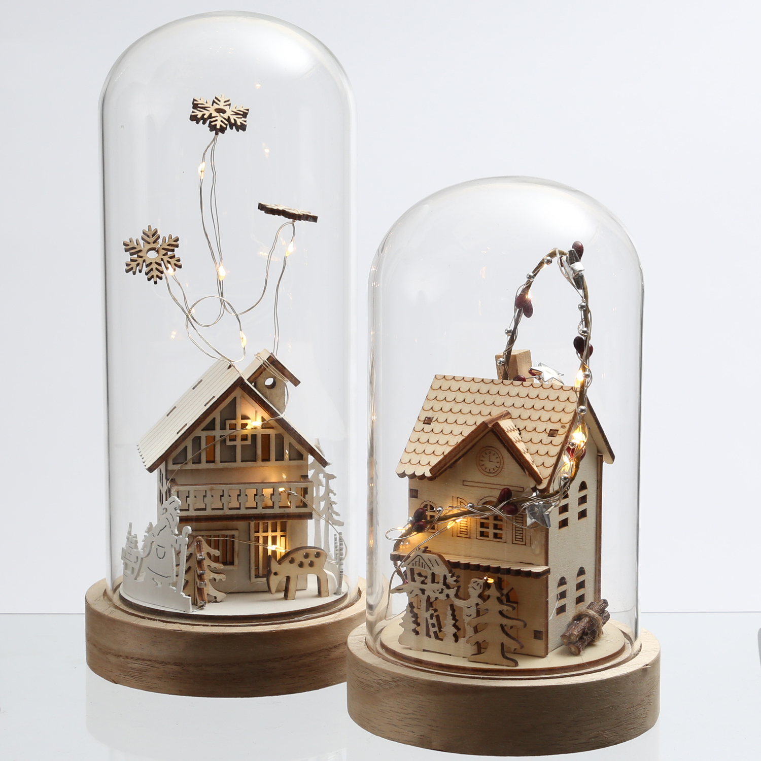 LED Deko Glaskuppel Holzhaus - 10 warmweiße LED - H: 20cm - Batterie - Innen - hellbraun LED Deko Glaskuppel Holzhaus - 10 warmweiße LED - H: 20cm - Batterie - Innen - hellbraun