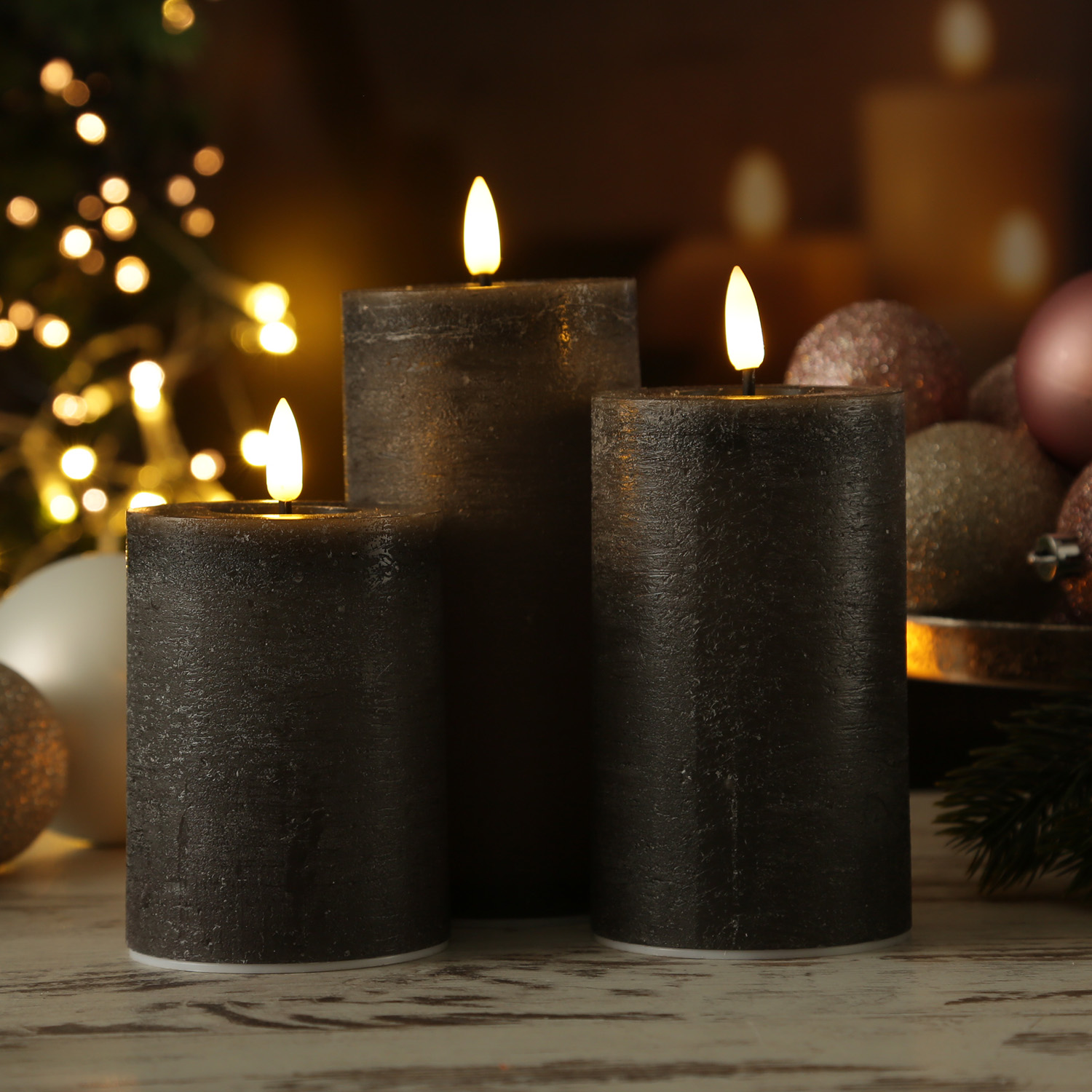 LED Kerzenset LISA - Rustik-Optik - Echtwachs - 3 Größen - mit Ladestation - Timer - grau - 3er Set LED Kerzenset LISA - Rustik-Optik - Echtwachs - 3 Größen - mit Ladestation - Timer - grau - 3er Set