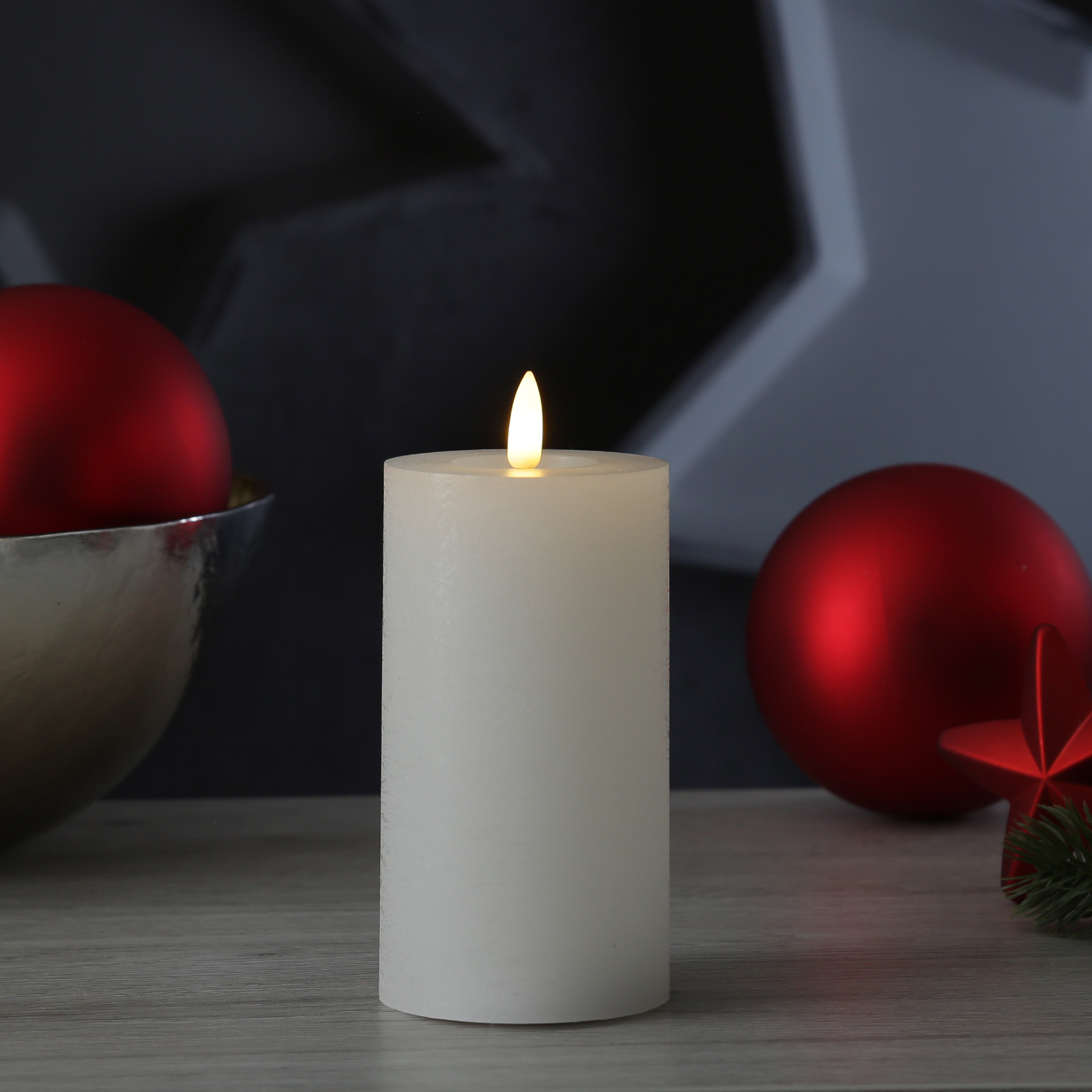 LED Kerze LINA - Rustik-Optik - Echtwachs - 3D Flamme - H: 15cm - D: 7cm - Batterie - Timer - weiß LED Kerze LINA - Rustik-Optik - Echtwachs - 3D Flamme - H: 15cm - D: 7cm - Batterie - Timer - weiß