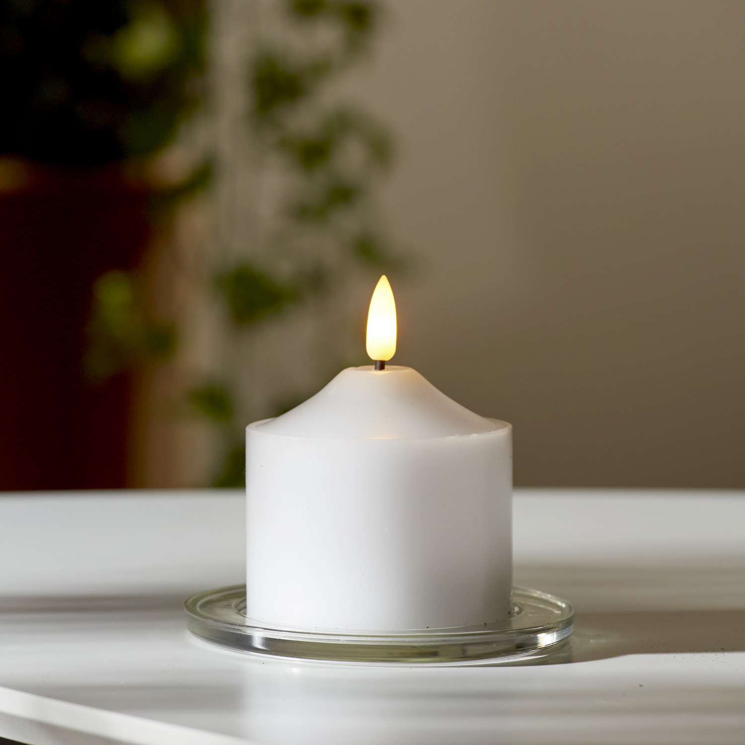 LED Stumpenkerze Flamme - Echtwachs - warmweiße 3D Flamme - H: 9,5cm - Batterie - Timer - weiß LED Stumpenkerze Flamme - Echtwachs - warmweiße 3D Flamme - H: 9,5cm - Batterie - Timer - weiß