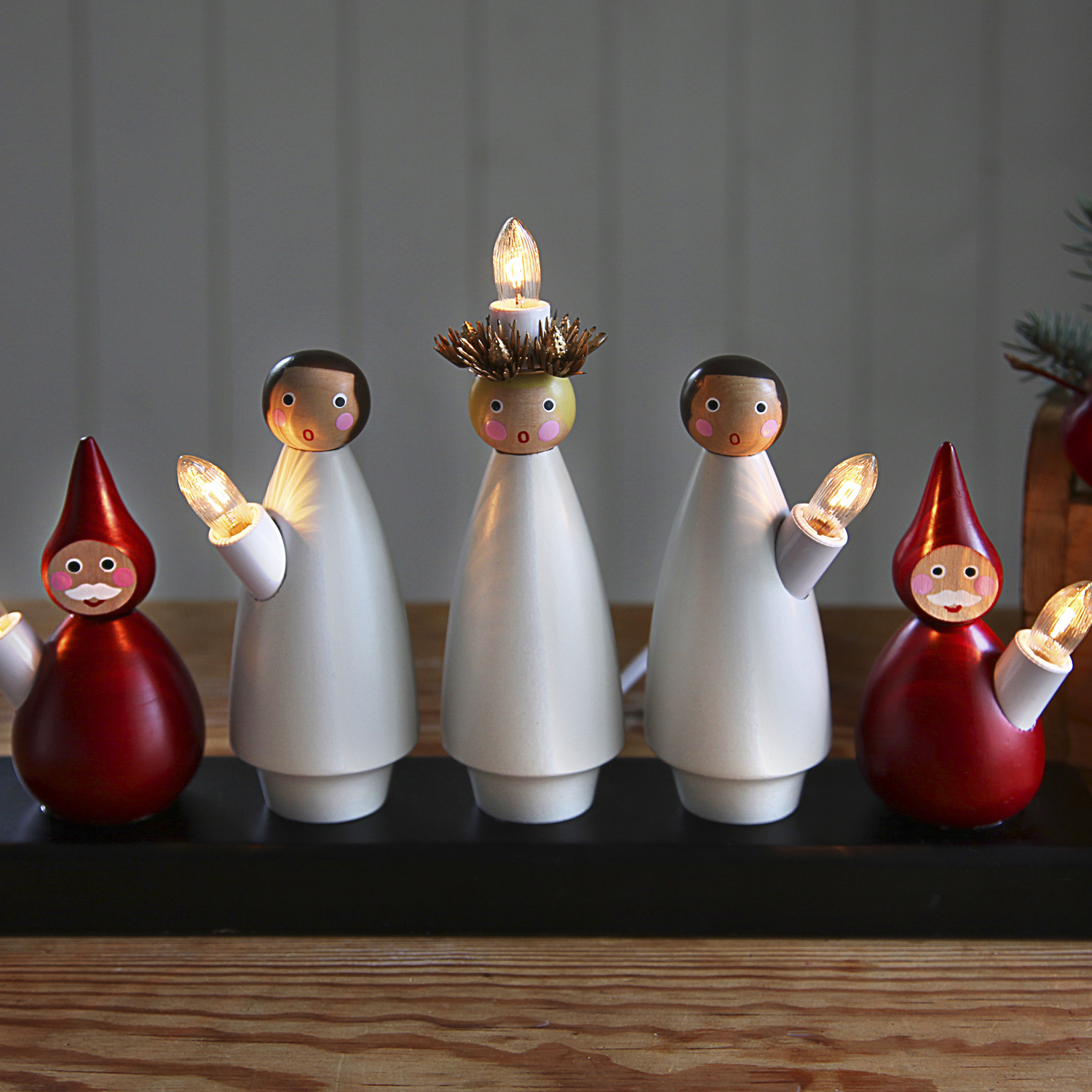 Fensterleuchter "Lucia Chor" - 5flammig - warmweiße Glühlampen - H: 22cm, L. 33cm - Weiß/Rot Fensterleuchter "Lucia Chor" - 5flammig - warmweiße Glühlampen - H: 22cm, L. 33cm - Weiß/Rot