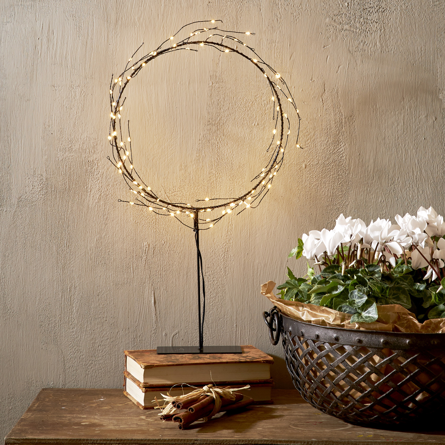 LED Kranz NIKE - stehend - 95 warmweiße LED - H: 43cm - für Innen - schwarz LED Kranz NIKE - stehend - 95 warmweiße LED - H: 43cm - für Innen - schwarz