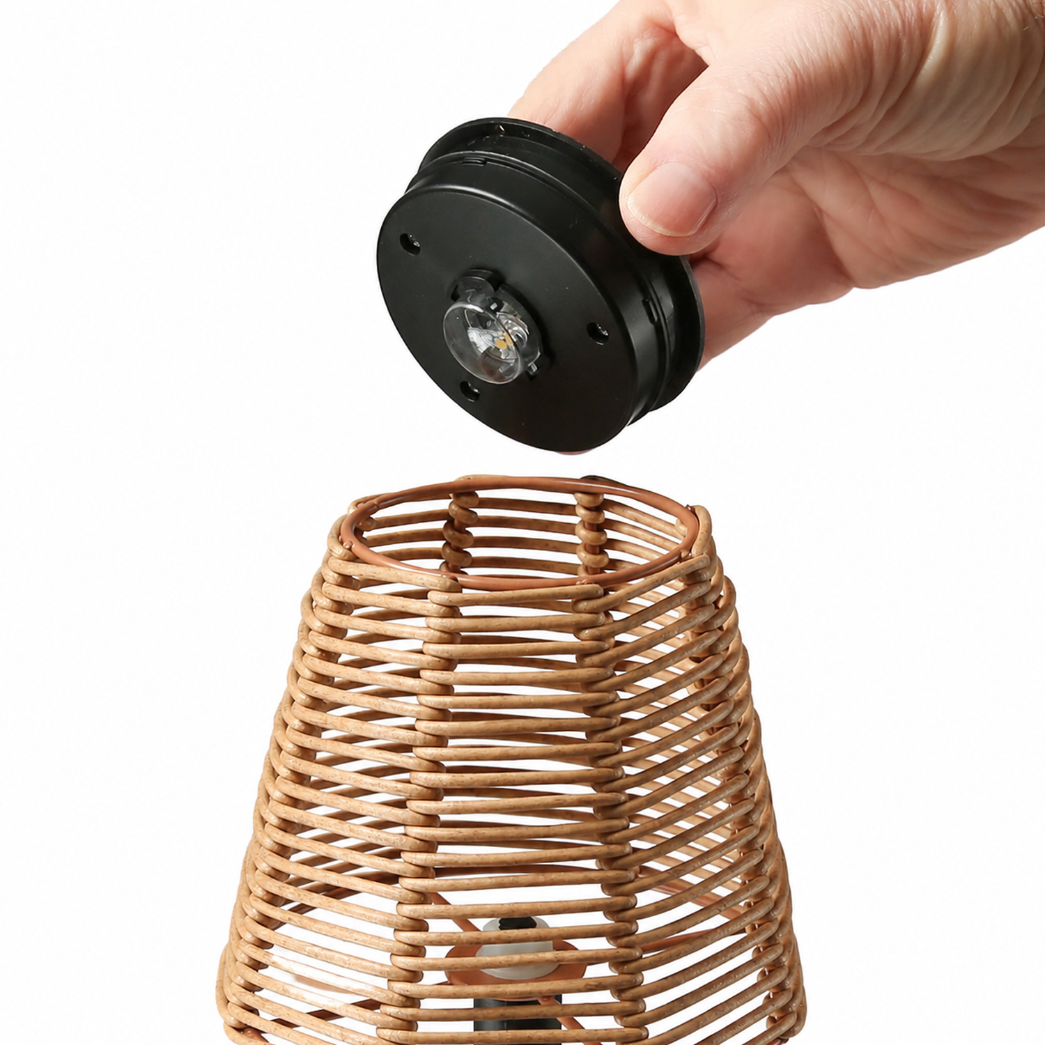 LED Solar Wegleuchte mit Lampenschirm in Rattanoptik - Gartenstecker - H: 30cm - Lichtsensor