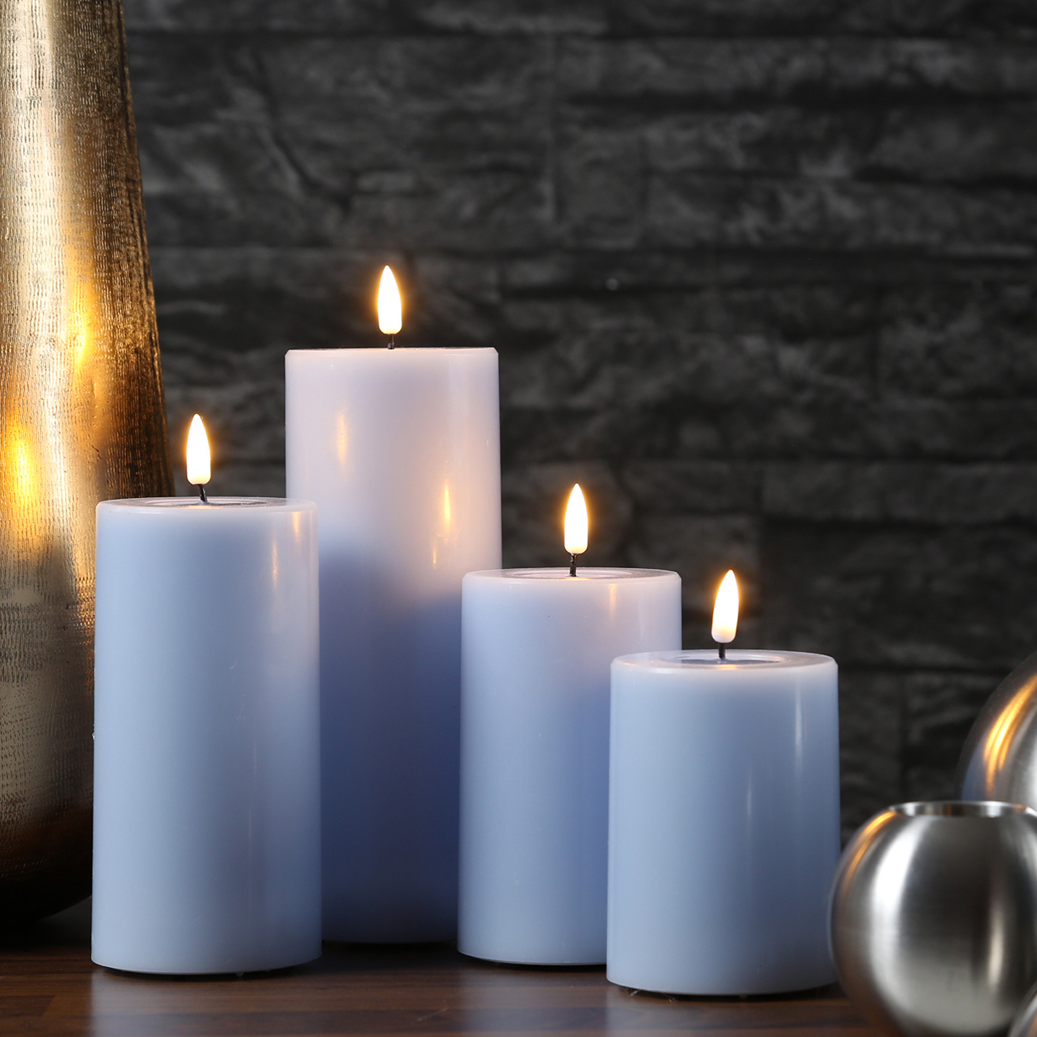 LED Stumpenkerze MIA - Echtwachs - realistische 3D Flamme - H: 10cm - D: 7,5cm - hellblau