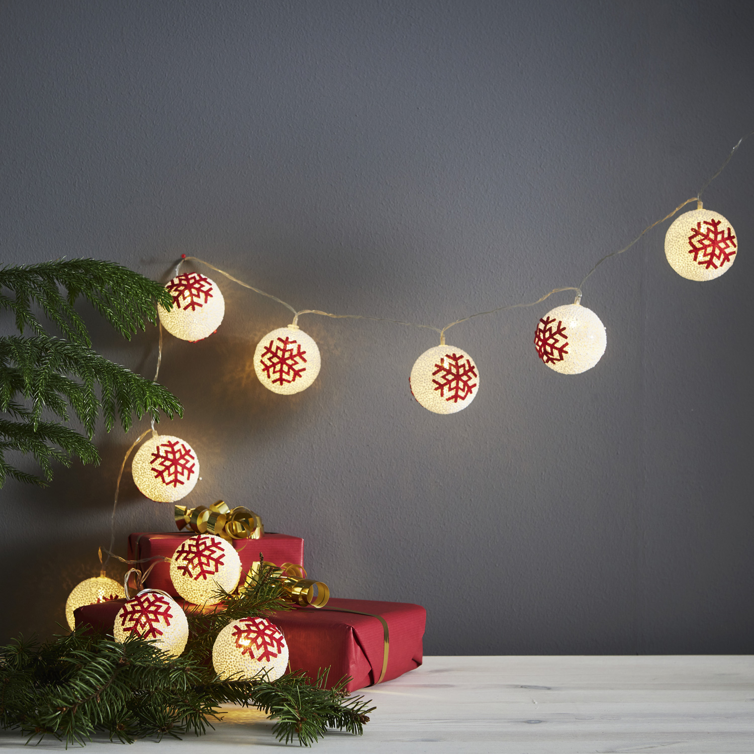 LED Lichterkette Schneeball - 10 warmweiße LED - Batteriebetrieb - Timer - 1,35m - weiß/rot LED Lichterkette Schneeball - 10 warmweiße LED - Batteriebetrieb - Timer - 1,35m - weiß/rot