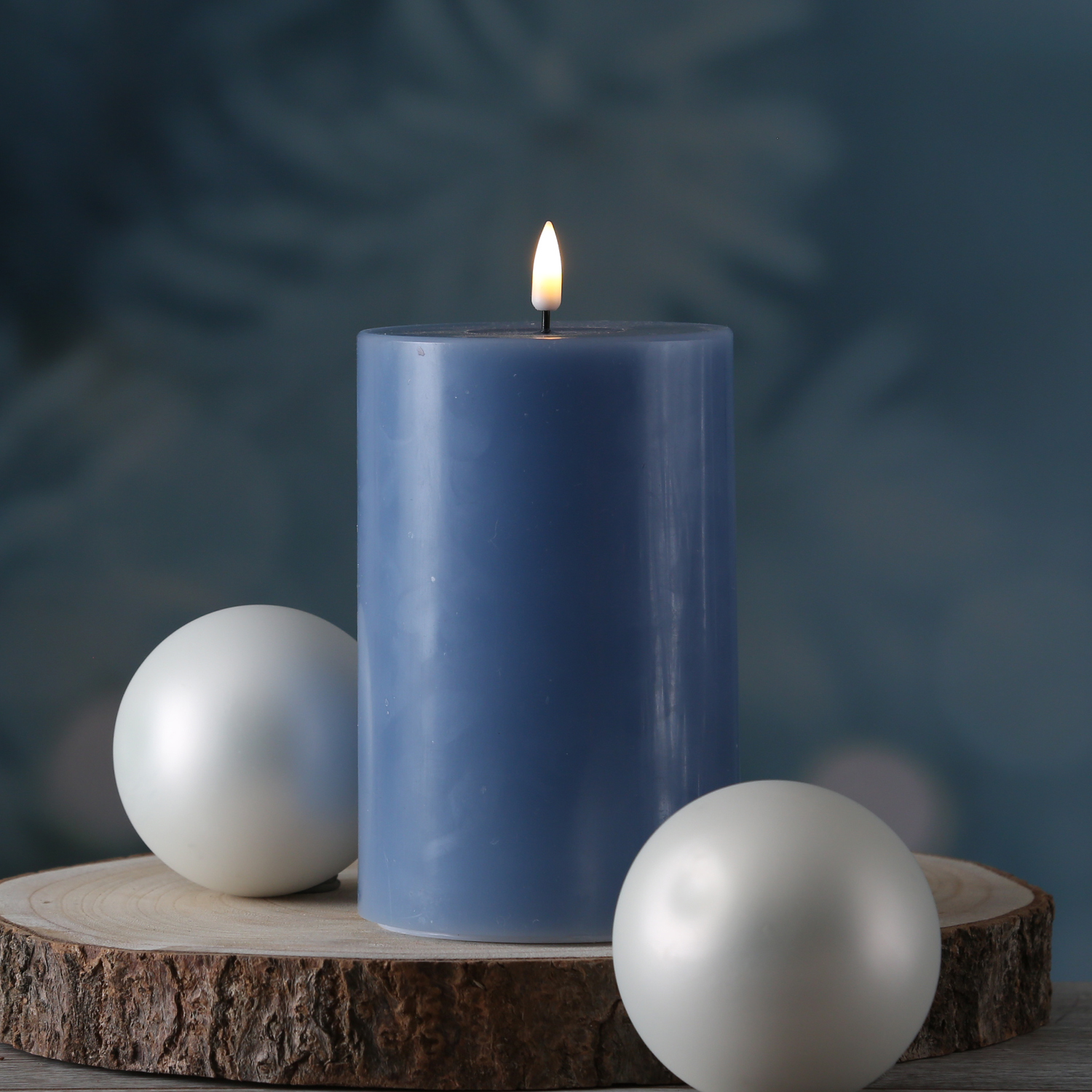 LED Stumpenkerze MIA - Echtwachs - realistische 3D Flamme - H: 15cm - D: 10cm - eisblau LED Stumpenkerze MIA - Echtwachs - realistische 3D Flamme - H: 15cm - D: 10cm - eisblau