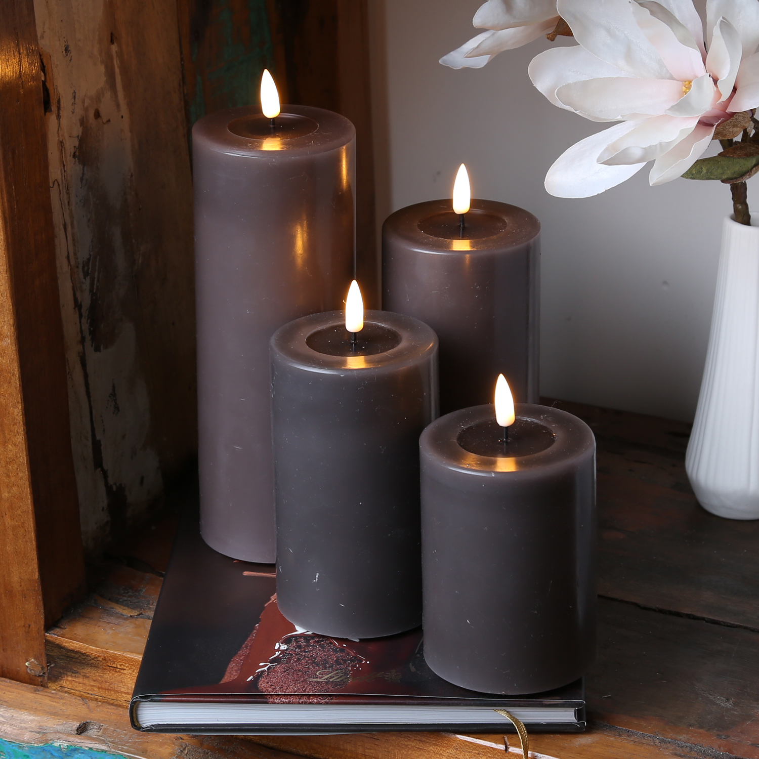 LED Stumpenkerze MIA - Echtwachs - realistische 3D Flamme - H: 10cm - Batteriebetrieb - mokkafarben LED Stumpenkerze MIA - Echtwachs - realistische 3D Flamme - H: 10cm - Batteriebetrieb - mokkafarben