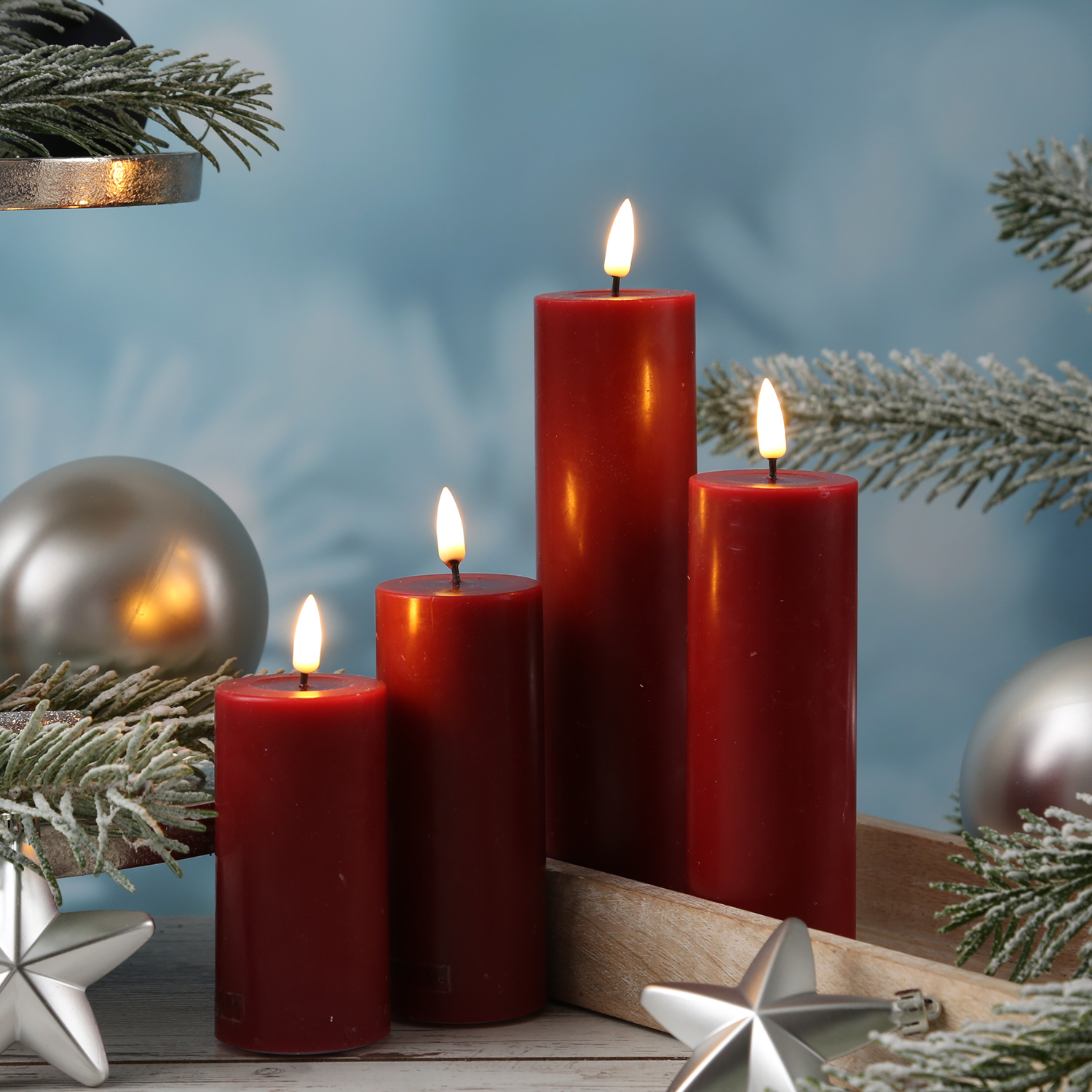 LED Stumpenkerze MIA - Echtwachs - realistische 3D Flamme - H: 20cm - D: 5cm - bordeauxrot LED Stumpenkerze MIA - Echtwachs - realistische 3D Flamme - H: 20cm - D: 5cm - bordeauxrot