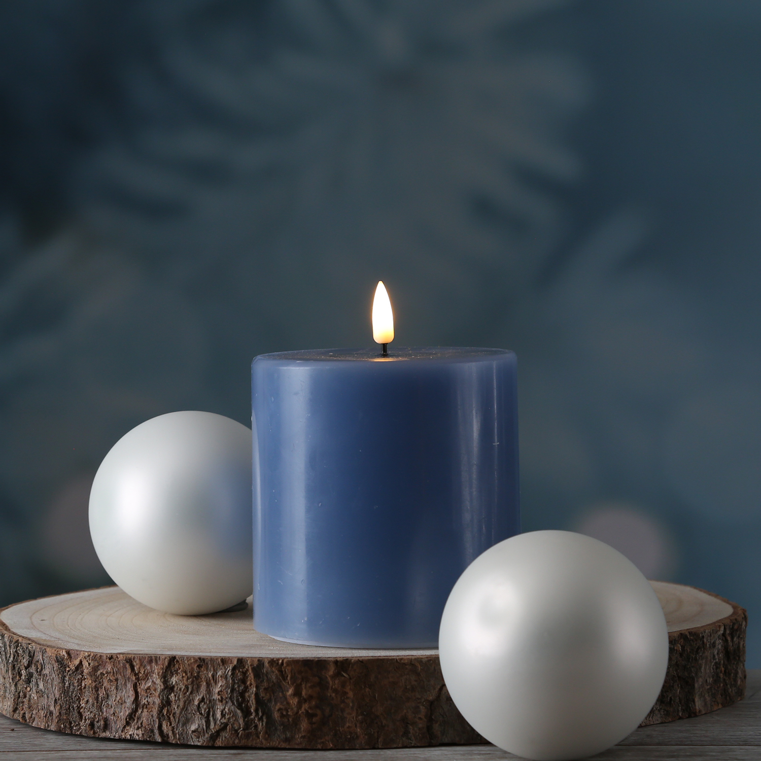 LED Stumpenkerze MIA - Echtwachs - realistische 3D Flamme - H: 10cm - D: 10cm - eisblau LED Stumpenkerze MIA - Echtwachs - realistische 3D Flamme - H: 10cm - D: 10cm - eisblau