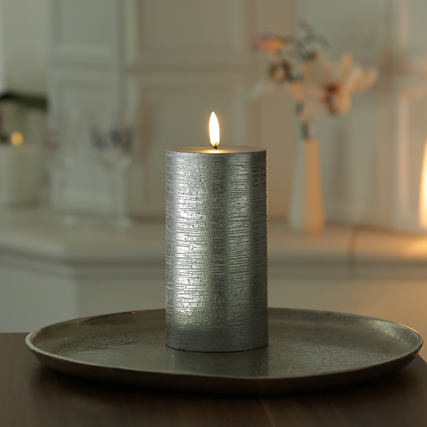 LED Kerze PIA - Rustik-Optik - Echtwachs - H: 15cm - D: 7,8cm - Timer - bis zu 1000 Std. - silber LED Kerze PIA - Rustik-Optik - Echtwachs - H: 15cm - D: 7,8cm - Timer - bis zu 1000 Std. - silber