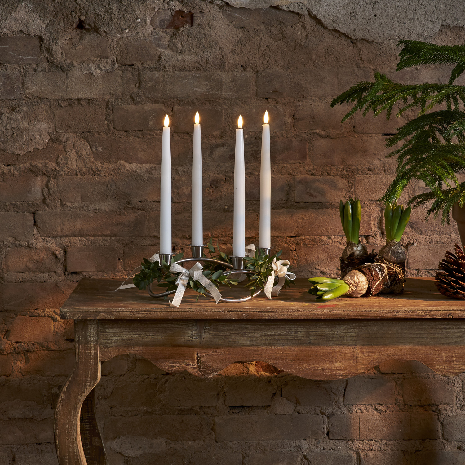 LED Stabkerzen Flamme - Echtwachs - flackernde warmweiße LED - H: 28,5cm - Timer - weiß - 4er Set LED Stabkerzen Flamme - Echtwachs - flackernde warmweiße LED - H: 28,5cm - Timer - weiß - 4er Set