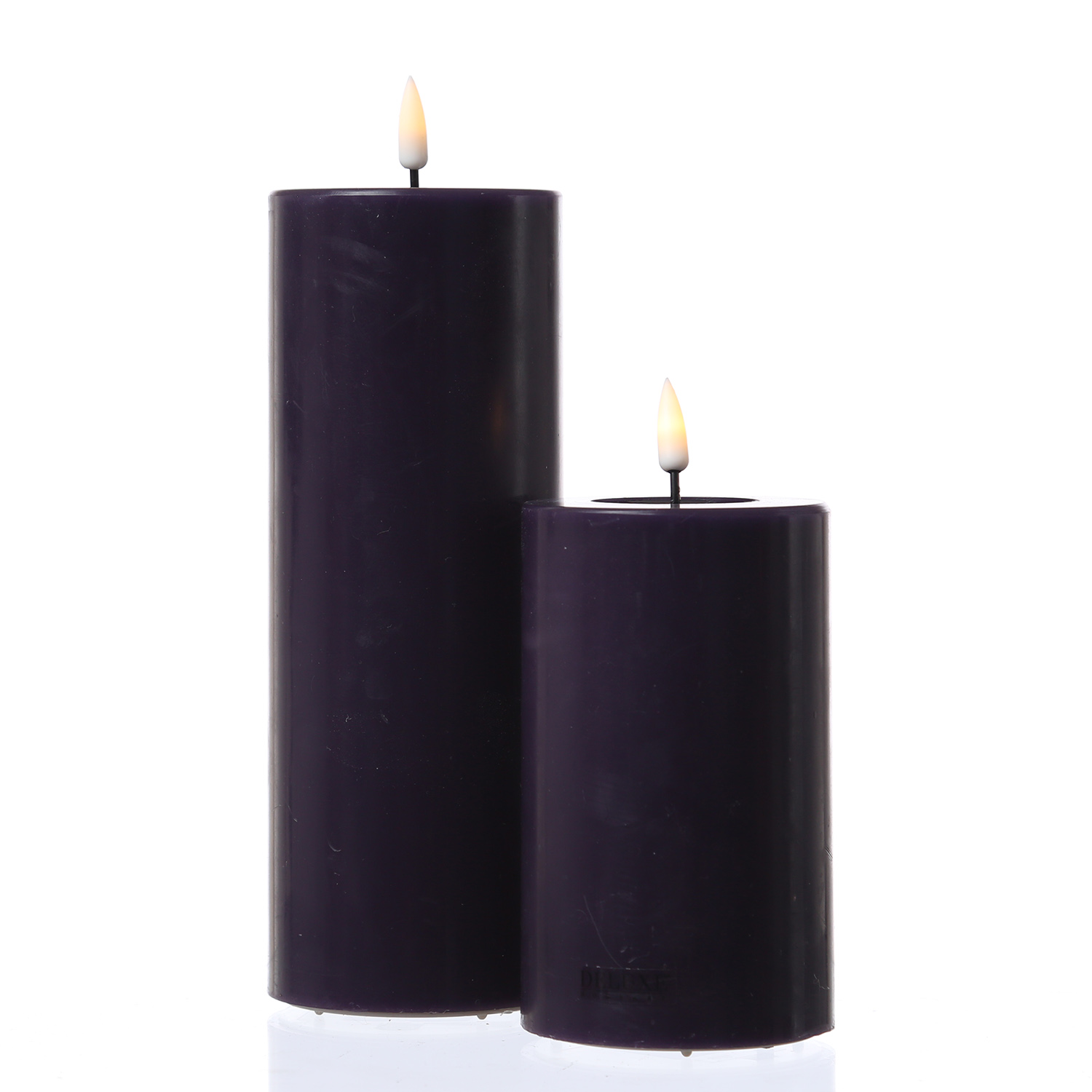 LED Stumpenkerze MIA - Echtwachs - realistische 3D Flamme - H: 12,5cm - D: 7,5cm - dunkellila LED Stumpenkerze MIA - Echtwachs - realistische 3D Flamme - H: 12,5cm - D: 7,5cm - dunkellila