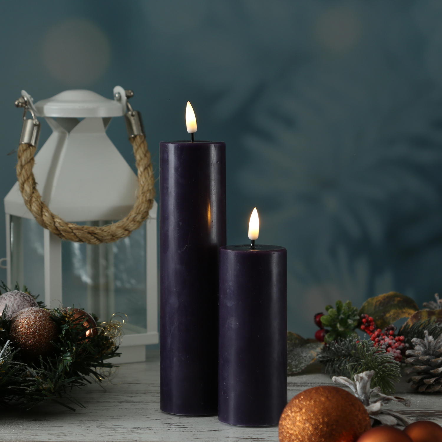 LED Stumpenkerze MIA - Echtwachs - realistische 3D Flamme - H: 12,5cm - D: 5cm - dunkellila LED Stumpenkerze MIA - Echtwachs - realistische 3D Flamme - H: 12,5cm - D: 5cm - dunkellila