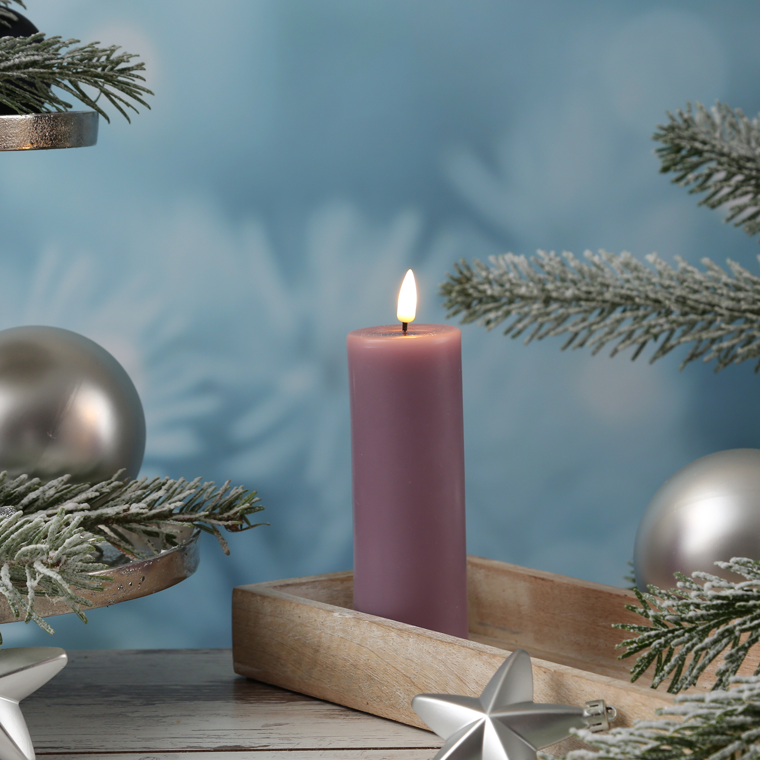 LED Stumpenkerze MIA - Echtwachs - realistische 3D Flamme - H: 15cm - D: 5cm - flieder LED Stumpenkerze MIA - Echtwachs - realistische 3D Flamme - H: 15cm - D: 5cm - flieder