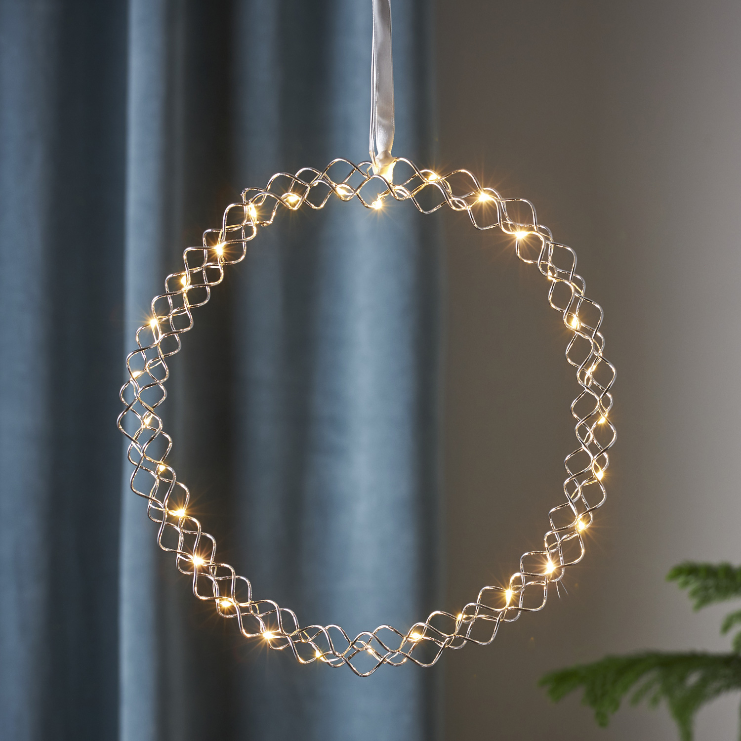 LED Kranz "Hoop" - 30 warmweiße LED - D: 30cm - Material: Metall - Batteriebetrieb - Timer - silber LED Kranz "Hoop" - 30 warmweiße LED - D: 30cm - Material: Metall - Batteriebetrieb - Timer - silber