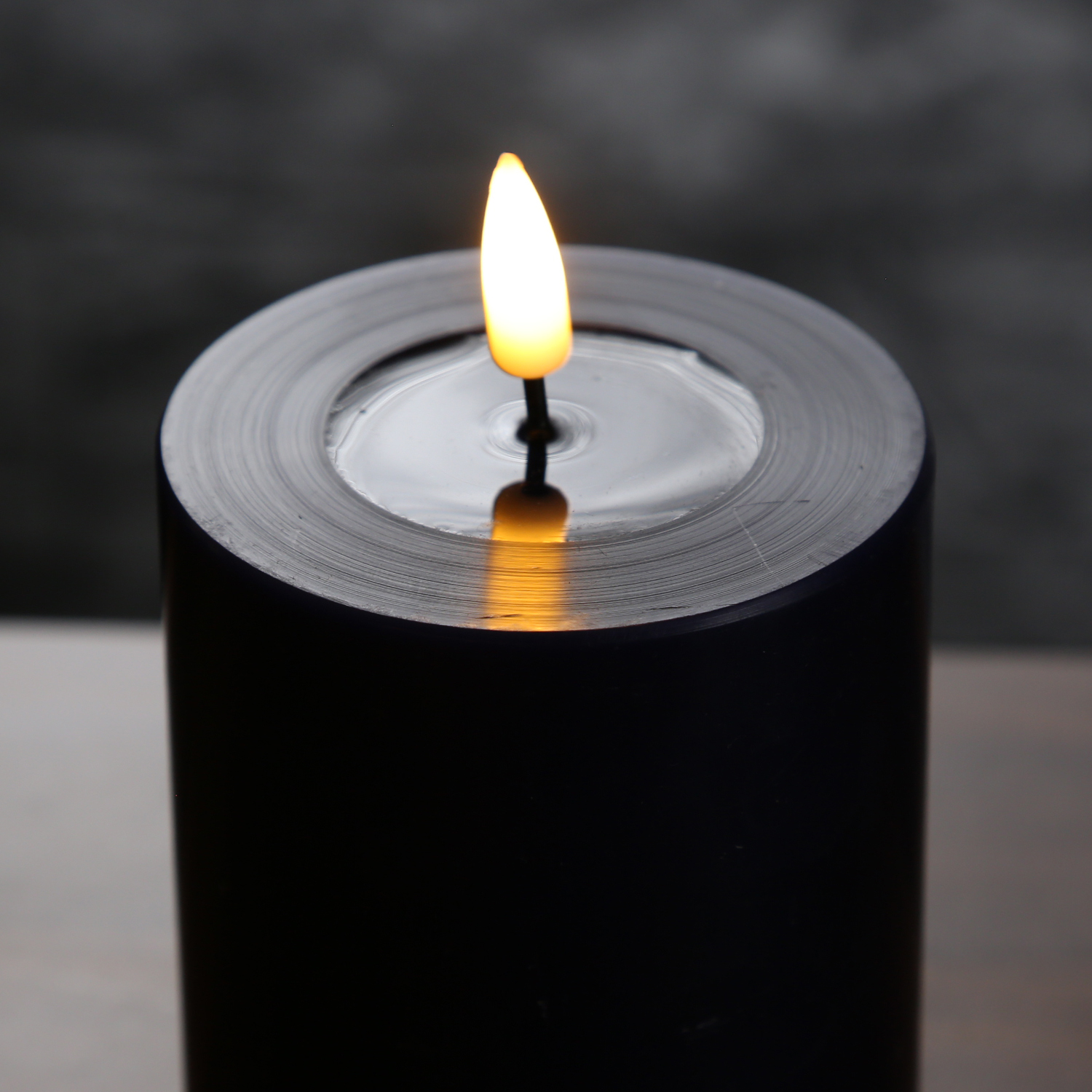 LED Stumpenkerze MIA - Echtwachs - realistische 3D Flamme - H: 15cm - D: 7,5cm - königsblau LED Stumpenkerze MIA - Echtwachs - realistische 3D Flamme - H: 15cm - D: 7,5cm - königsblau