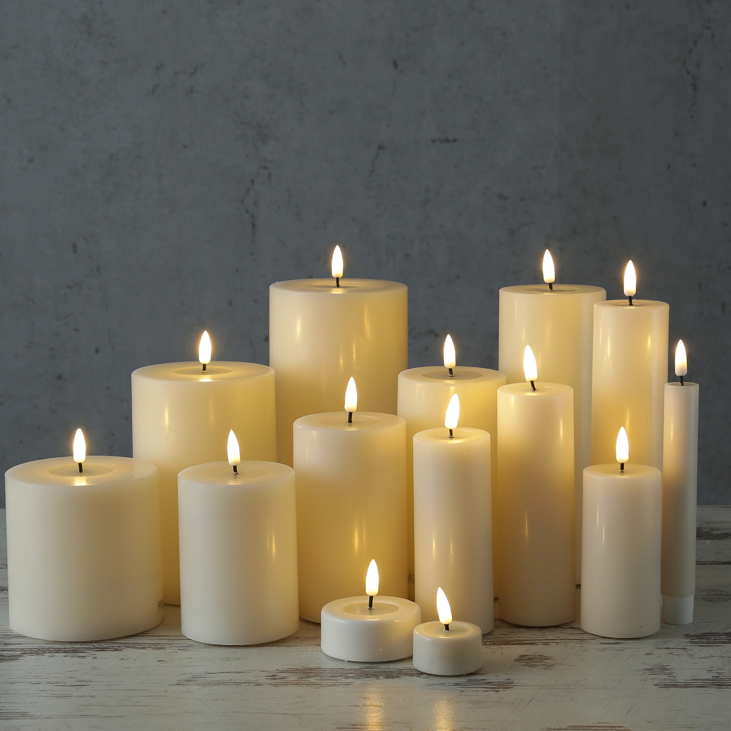 LED Stumpenkerze MIA - Echtwachs - realistische 3D Flamme - H: 20cm D: 5cm - Batterie - creme LED Stumpenkerze MIA - Echtwachs - realistische 3D Flamme - H: 20cm D: 5cm - Batterie - creme