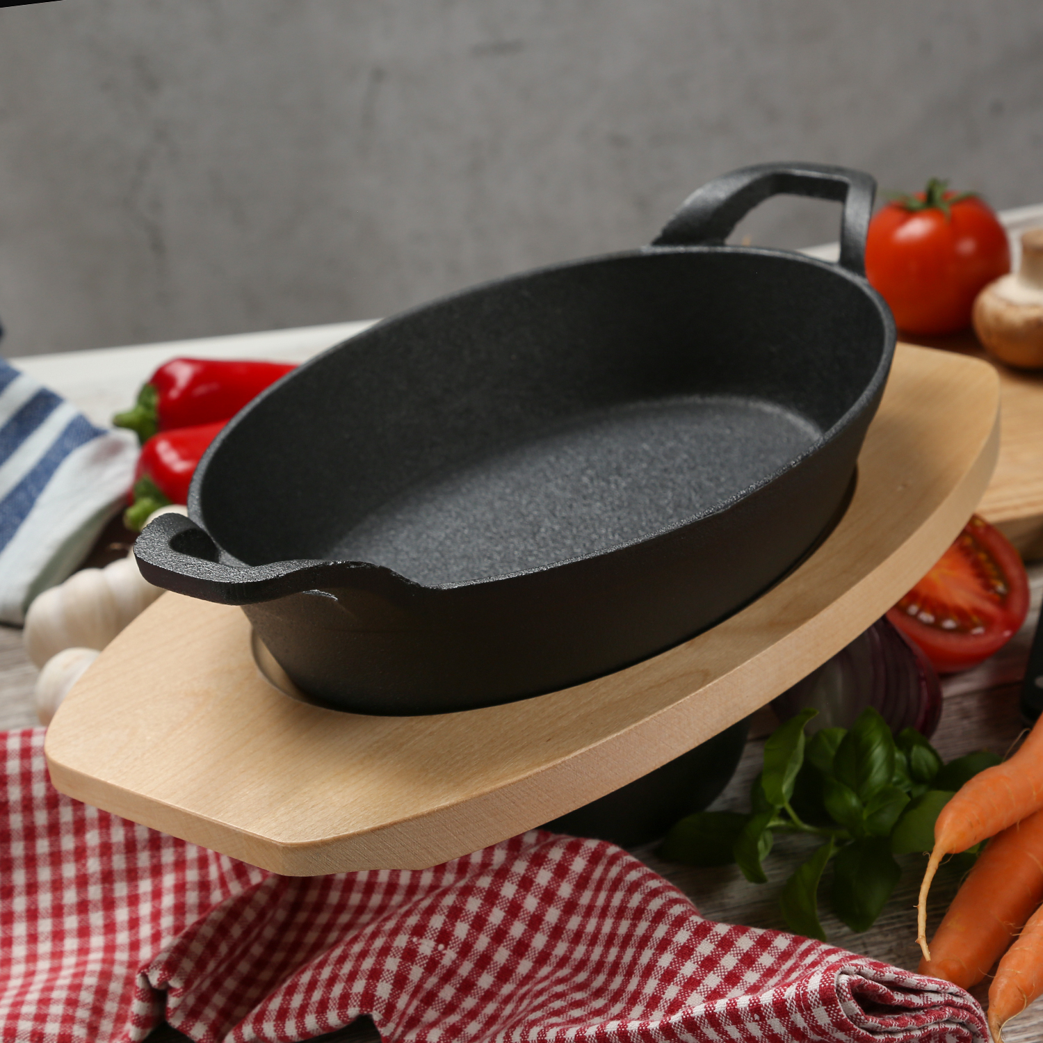Gusspfanne mit 2 Griffen u. Holzuntersetzer - Gusseisen - L: 24cm - Servierpfanne - oval
