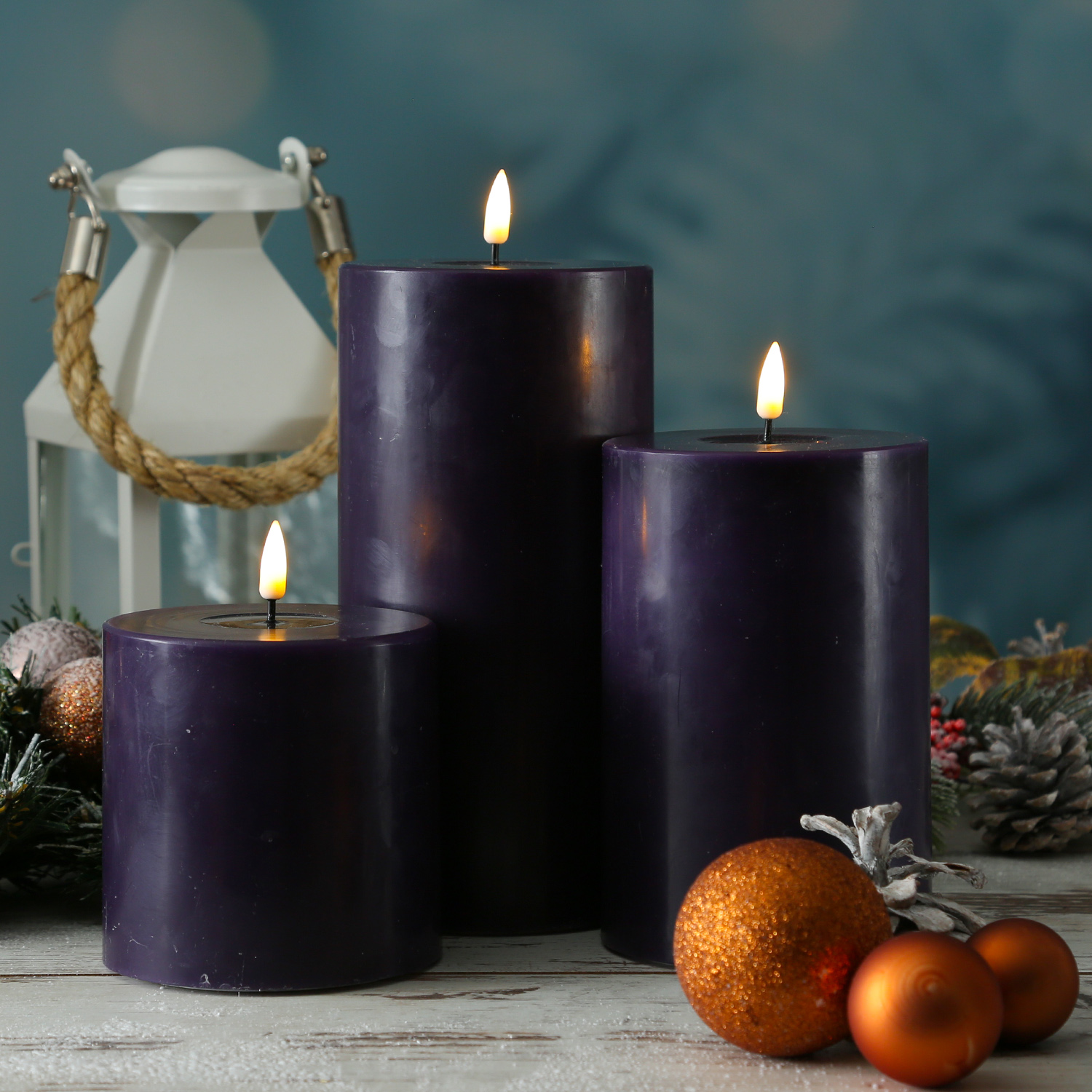 LED Stumpenkerze MIA - Echtwachs - realistische 3D Flamme - H: 10cm - D: 10cm - dunkellila LED Stumpenkerze MIA - Echtwachs - realistische 3D Flamme - H: 10cm - D: 10cm - dunkellila
