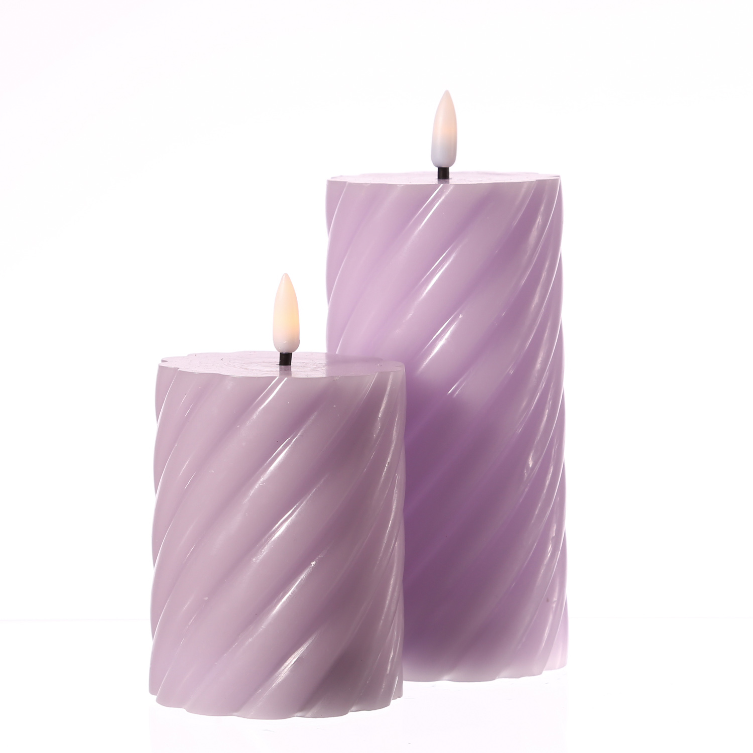 LED Stumpenkerze SWIRL - Echtwachs - warmweiße 3D Flamme - H: 12,5cm - Batterie - Timer - flieder LED Stumpenkerze SWIRL - Echtwachs - warmweiße 3D Flamme - H: 12,5cm - Batterie - Timer - flieder