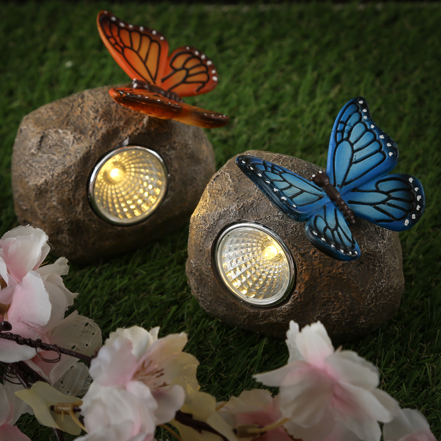 LED Solar Stein mit blauem Schmetterling - Gartenfigur - warmweiße LED - H: 9cm - Lichtsensor