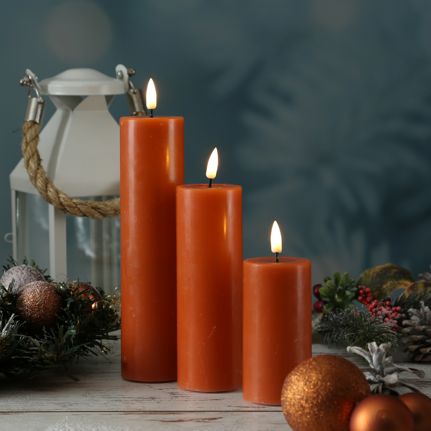 LED Stumpenkerze MIA - Echtwachs - realistische 3D Flamme - H: 20cm - D: 5cm - orange LED Stumpenkerze MIA - Echtwachs - realistische 3D Flamme - H: 20cm - D: 5cm - orange