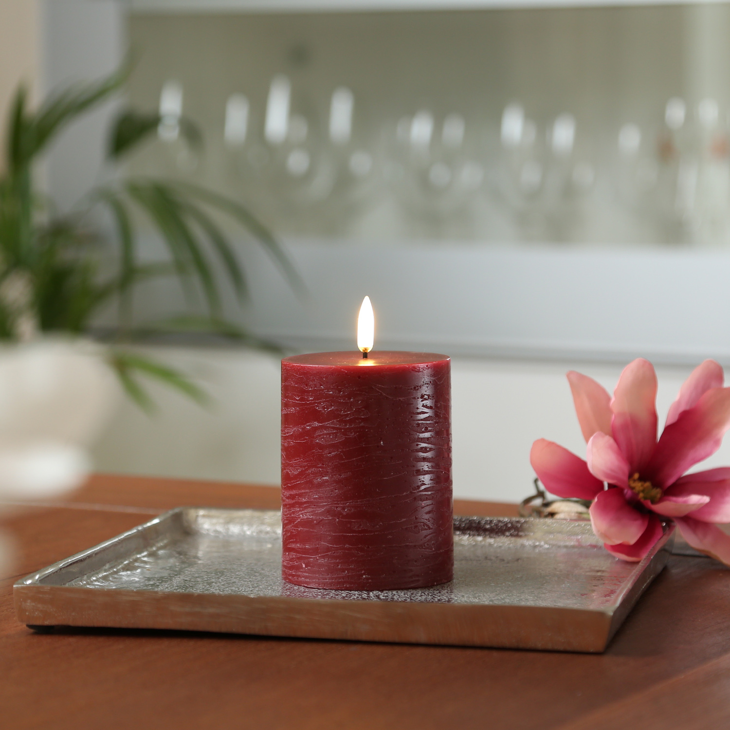 LED Kerze PIA - Rustik-Optik - Echtwachs - H: 10cm - D: 7,8cm - Timer - bis zu 1000 Std. - dunkelrot LED Kerze PIA - Rustik-Optik - Echtwachs - H: 10cm - D: 7,8cm - Timer - bis zu 1000 Std. - dunkelrot