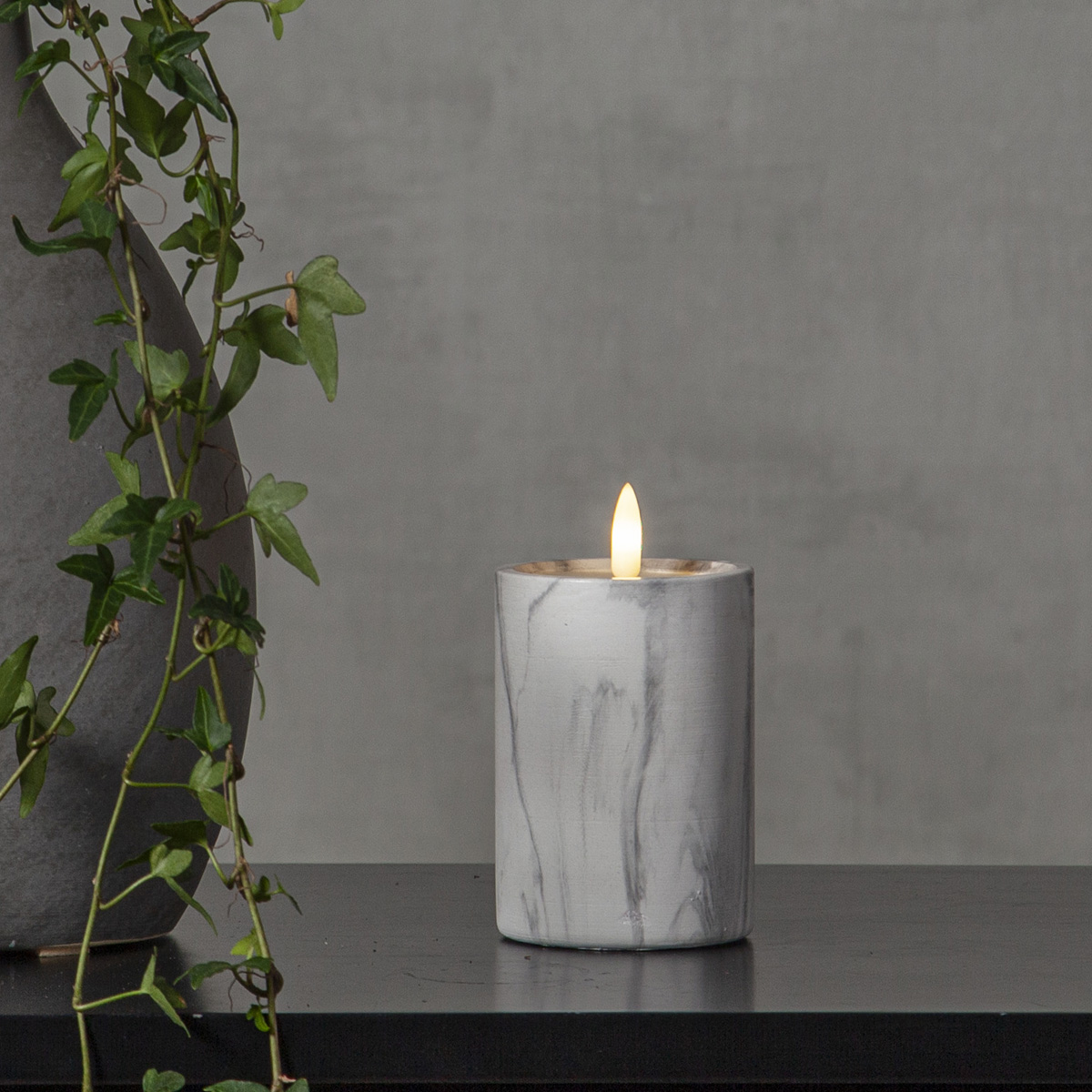 LED Stumpenkerze "Flamme" - Marmoroptik - Echtwachs - natürlich aussehende Flamme - Timer - H:12,5cm LED Stumpenkerze "Flamme" - Marmoroptik - Echtwachs - natürlich aussehende Flamme - Timer - H:12,5cm