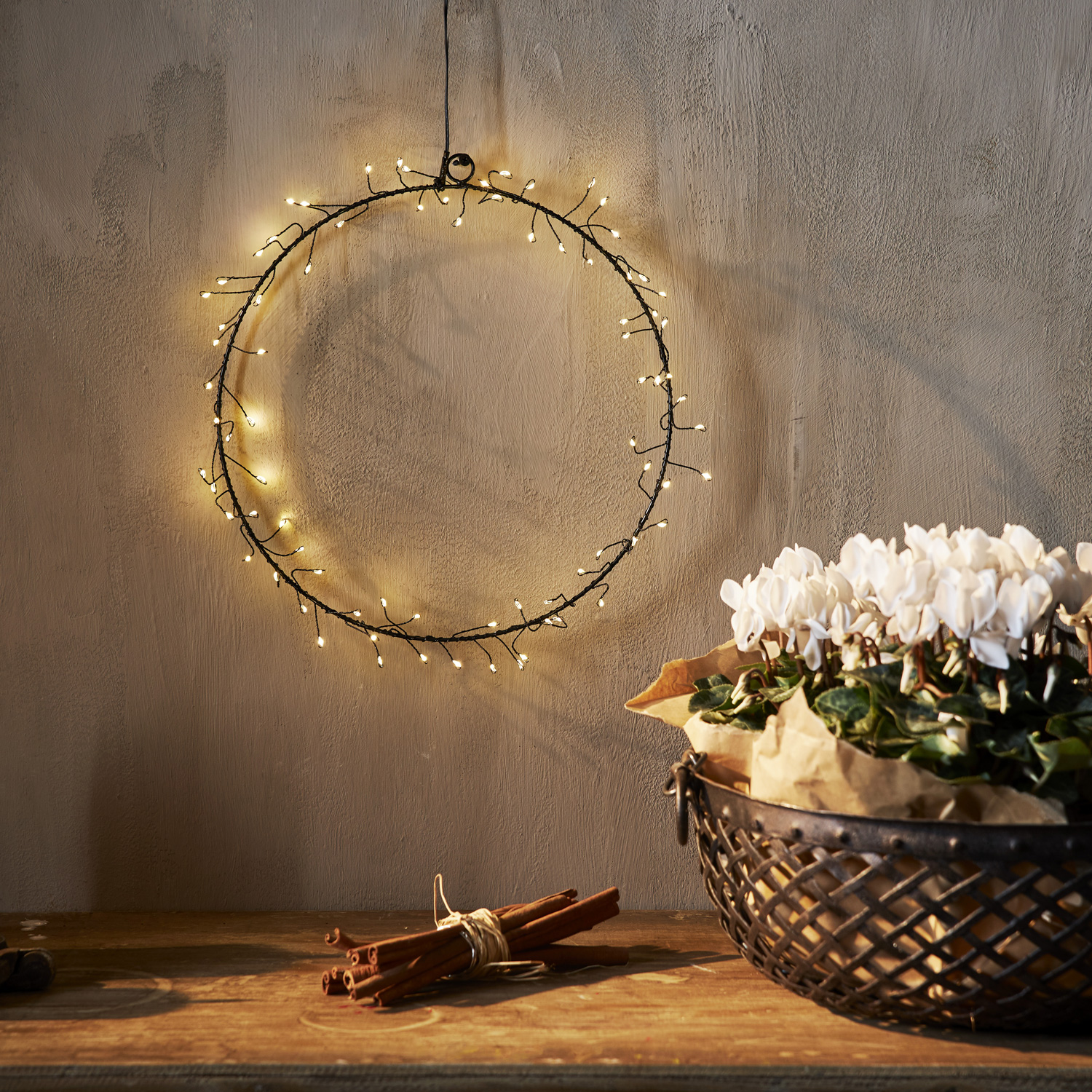 LED Lichtkranz Nike - 80 warmweiße LED - D: 30cm - Indoor - Batterie - Timer - schwarz LED Lichtkranz Nike - 80 warmweiße LED - D: 30cm - Indoor - Batterie - Timer - schwarz