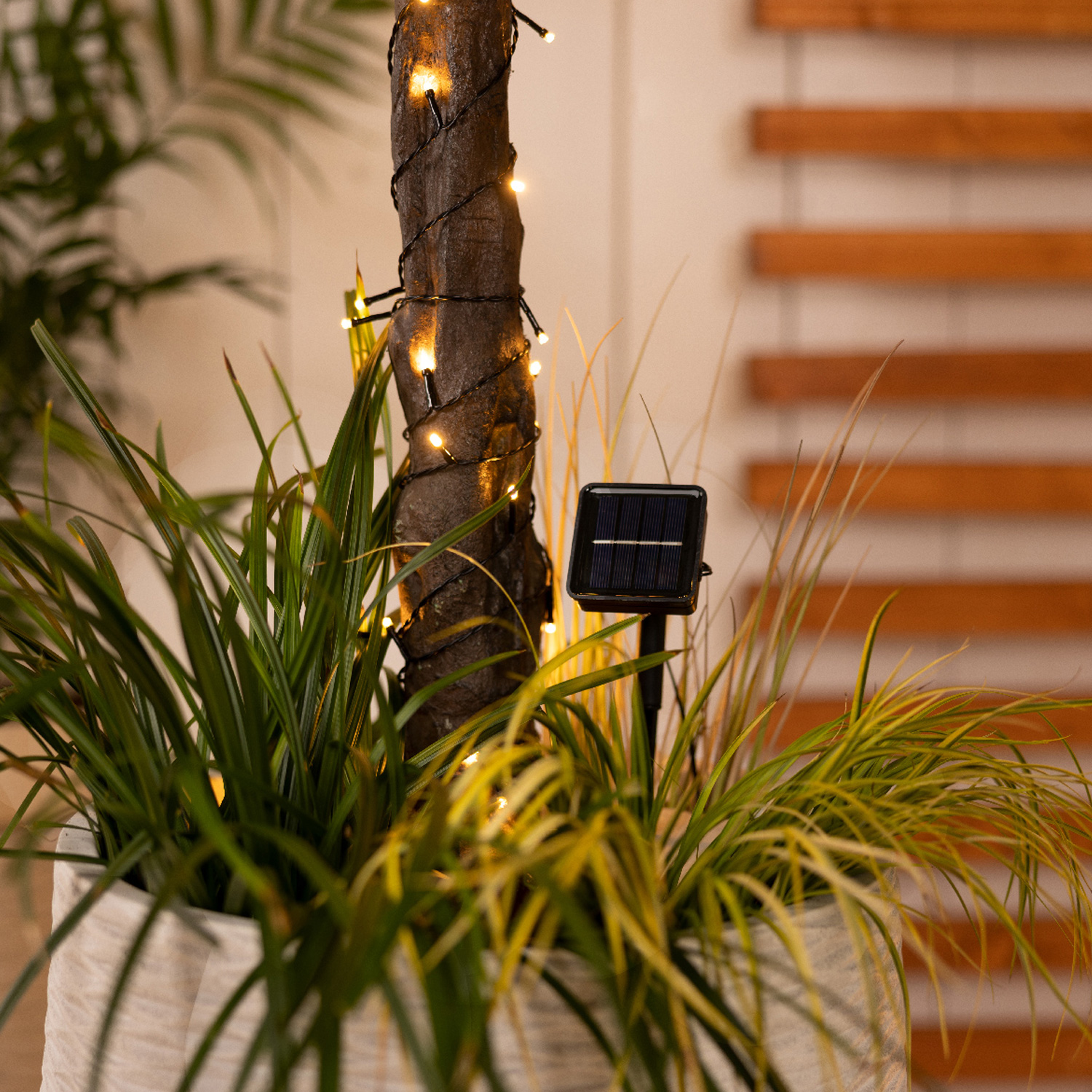 LED Solar Lichterkette - 200 warmweiße LED - 8 Funktionen - L: 19,9m - schwarzes Kabel - für Außen LED Solar Lichterkette - 200 warmweiße LED - 8 Funktionen - L: 19,9m - schwarzes Kabel - für Außen