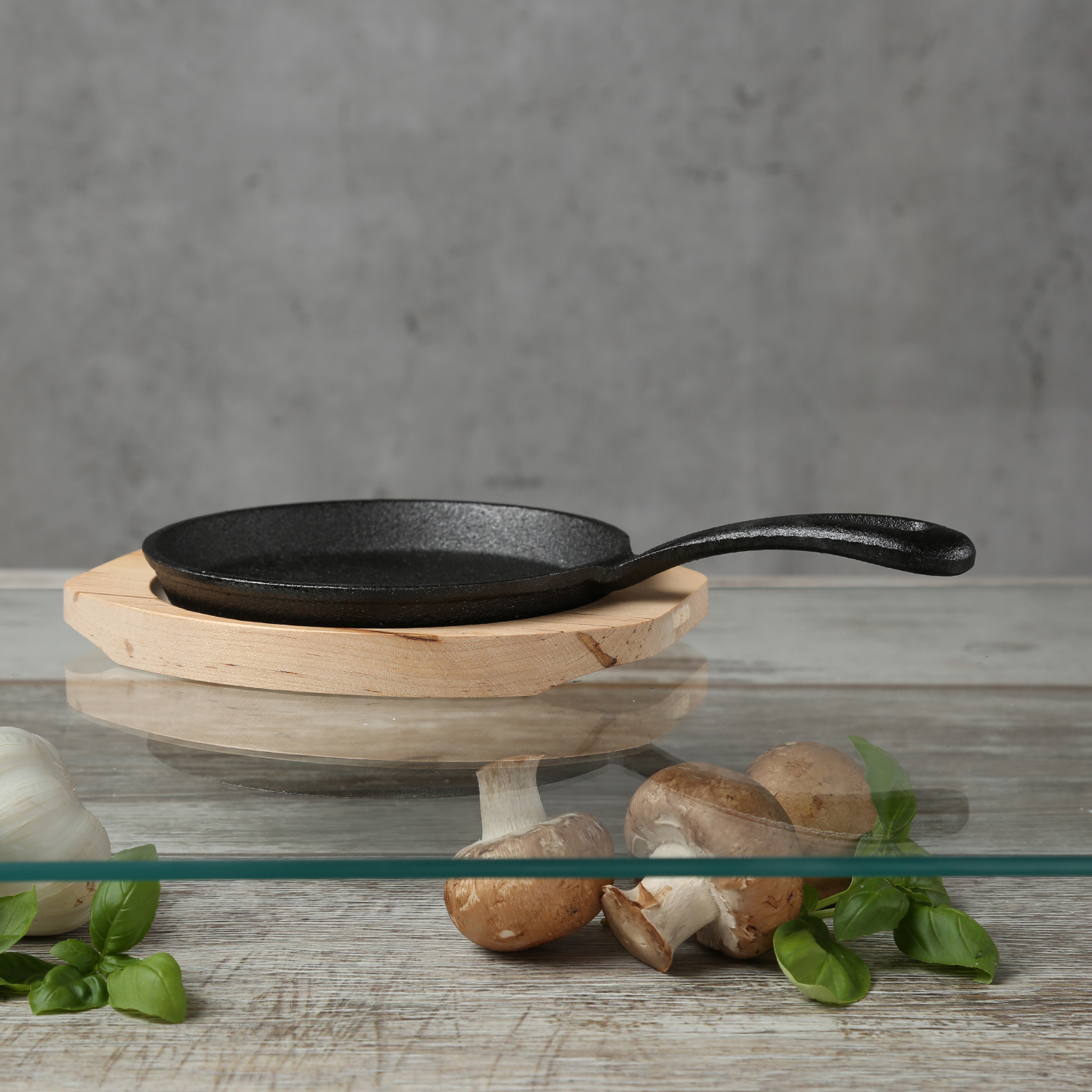 Minipfanne mit Stiel u. Holzuntersetzer - Gusspfanne - Gusseisen - D: 13cm - Servierpfanne