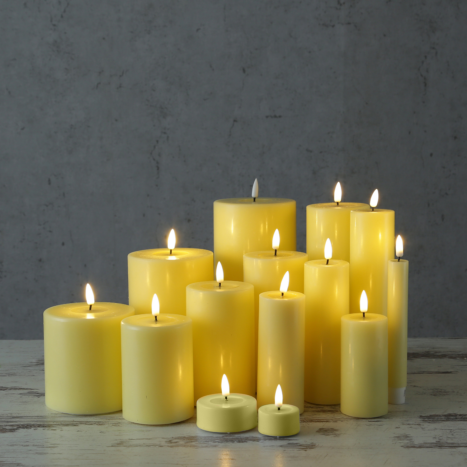 LED Stumpenkerze MIA - Echtwachs - realistische 3D Flamme - H: 12,5cm D: 5cm - Batterie - gelb LED Stumpenkerze MIA - Echtwachs - realistische 3D Flamme - H: 12,5cm D: 5cm - Batterie - gelb