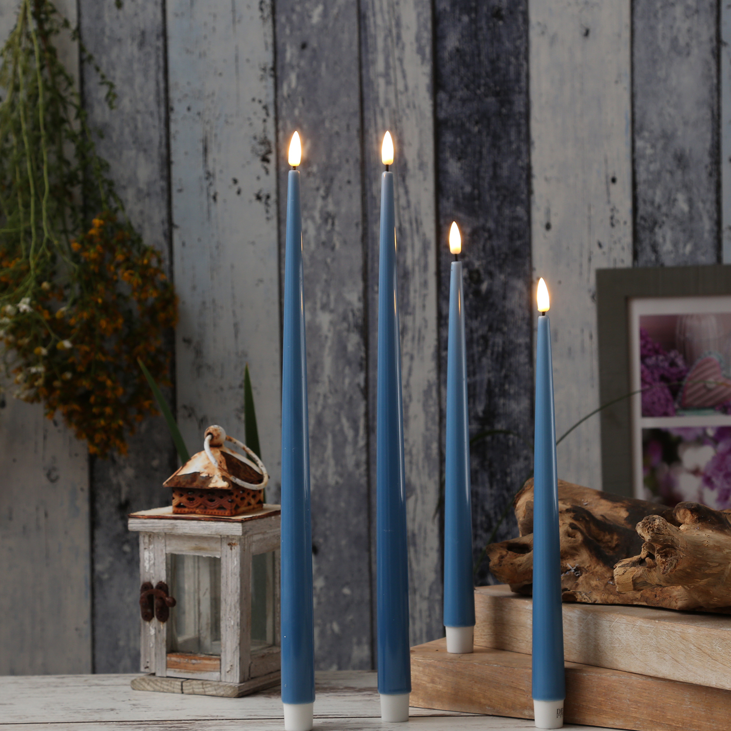 LED Stabkerzen ELLA - Echtwachs - realistische 3D Flamme - H: 28cm - eisblau - 2 Stück LED Stabkerzen ELLA - Echtwachs - realistische 3D Flamme - H: 28cm - eisblau - 2 Stück
