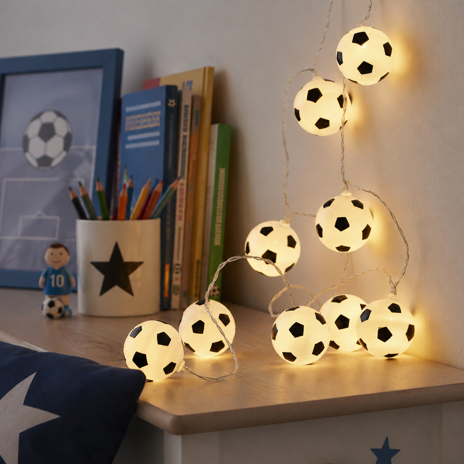 LED Lichterkette GOAL - 10 leuchtende Fußbälle - Fußball-Lichterkette - L: 1,35m - Batterie - Timer