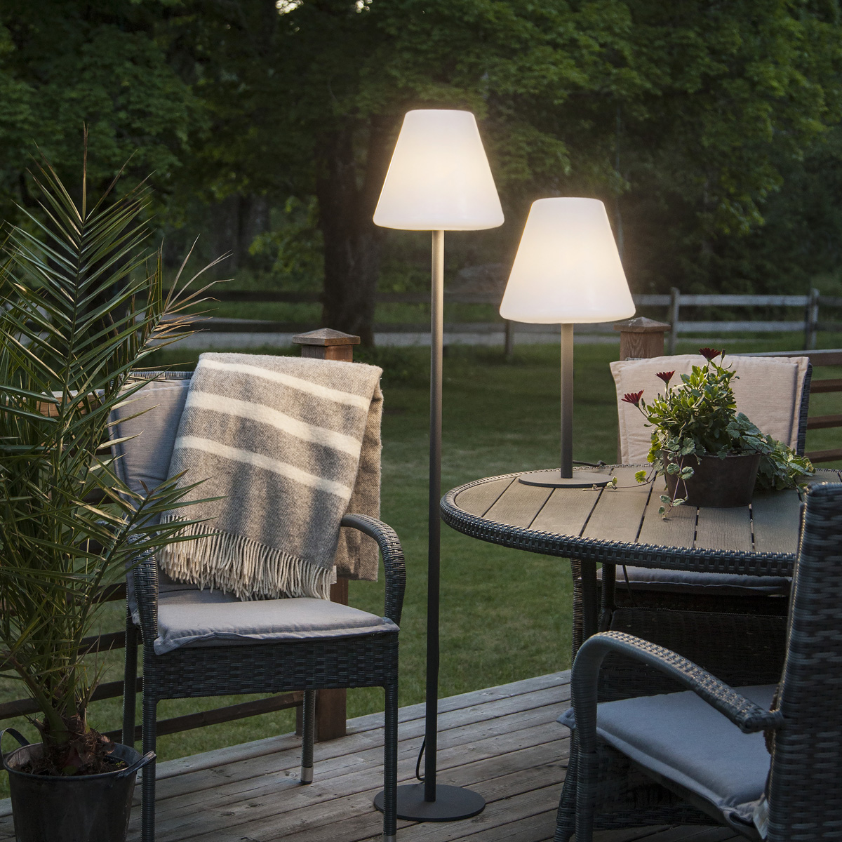 Garten-Beistelllampe/Tischlampe - H: 60cm - weißer 28cm Lampenschirm Garten-Beistelllampe/Tischlampe - H: 60cm - weißer 28cm Lampenschirm