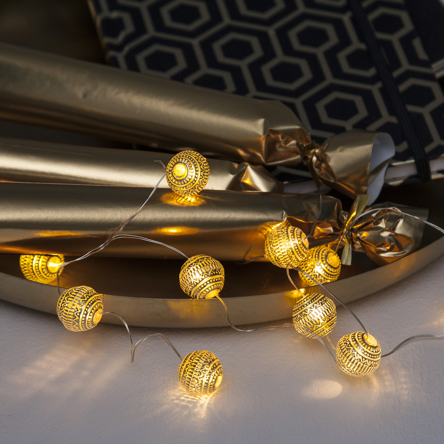 LED Lichterkette "Dew Drop" - 105 warmweiße LED - 0,9m - Batteriebetrieb - Timer - goldene Kugeln LED Lichterkette "Dew Drop" - 105 warmweiße LED - 0,9m - Batteriebetrieb - Timer - goldene Kugeln