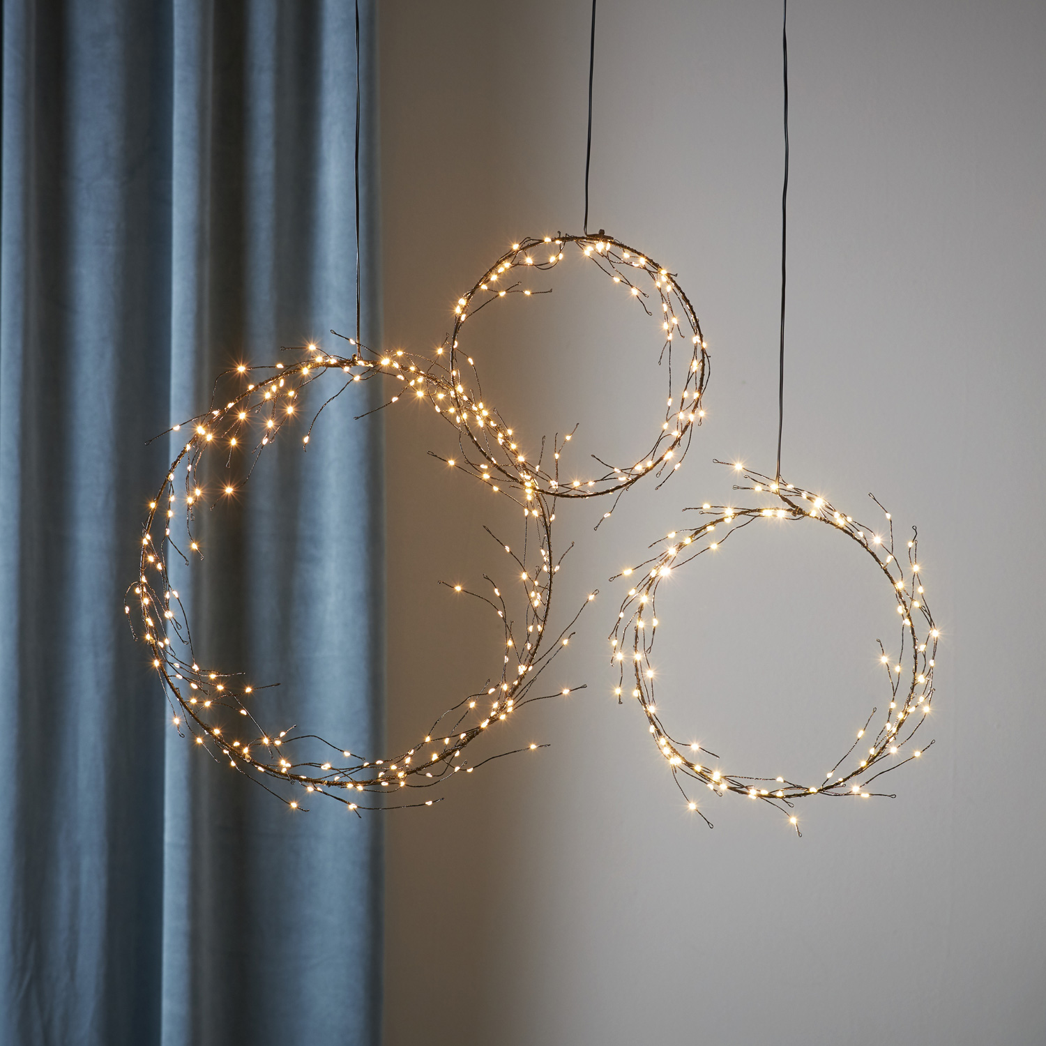 LED Kranz "Curly" - 95 warmweiße LED - D: 24cm - schwarz LED Kranz "Curly" - 95 warmweiße LED - D: 24cm - schwarz