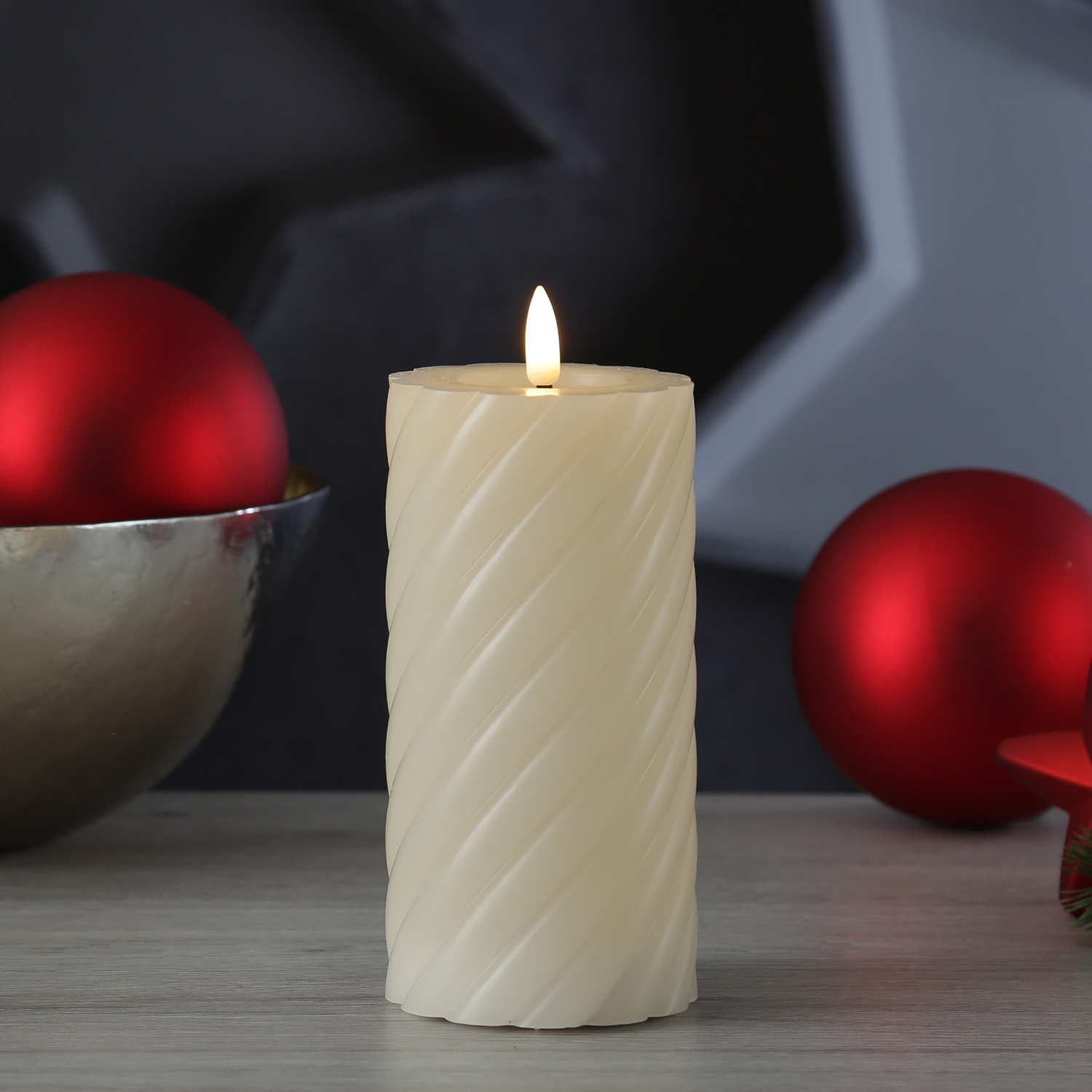 LED Stumpenkerze TWIST - Echtwachs - warmweiße 3D Flamme - H: 17,5cm - Batterie - Timer - creme LED Stumpenkerze TWIST - Echtwachs - warmweiße 3D Flamme - H: 17,5cm - Batterie - Timer - creme