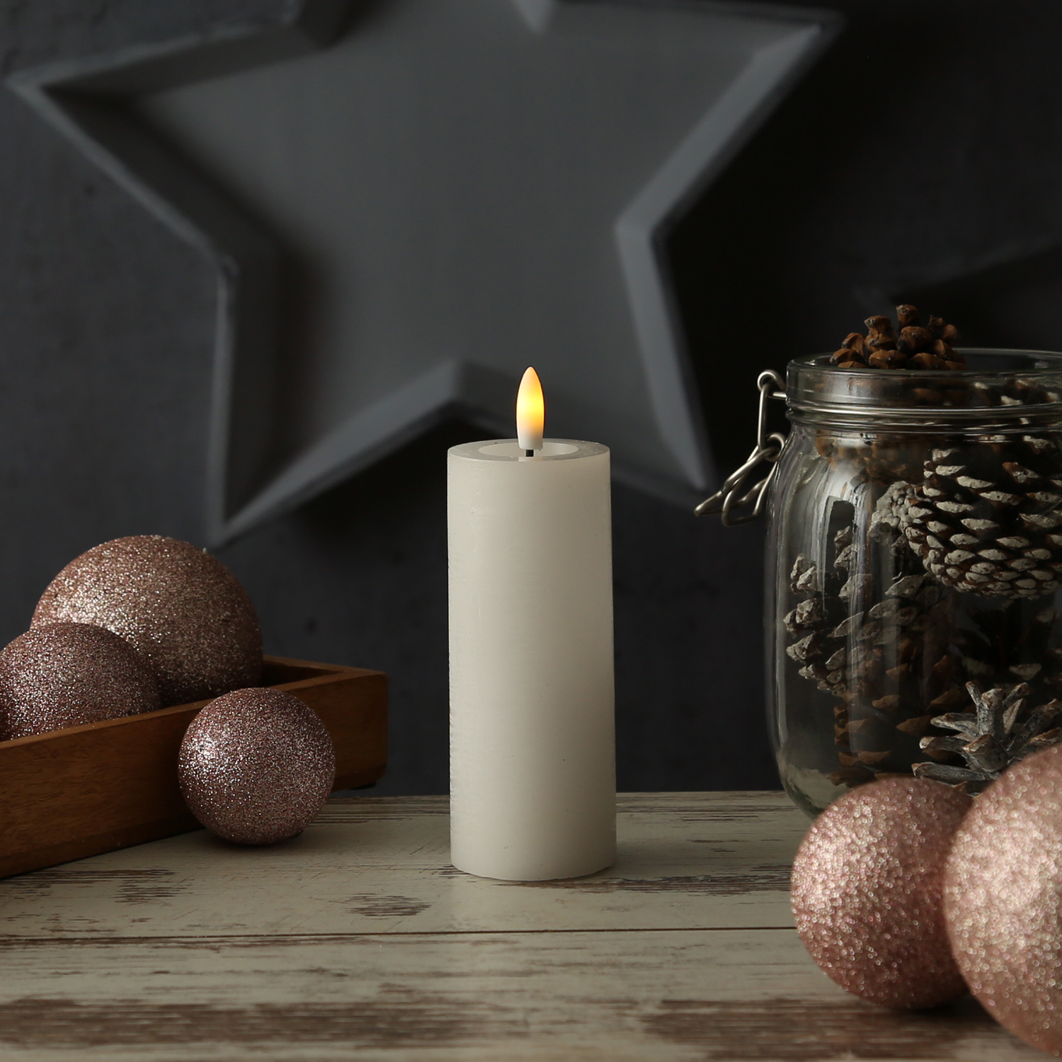 LED Kerze LINA - Rustik-Optik - Echtwachs - 3D Flamme - H: 12,5cm - D: 5cm - Batterie - Timer - weiß