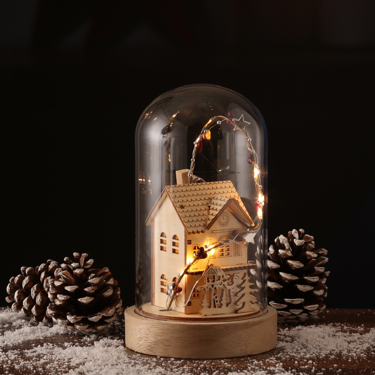 LED Deko Glaskuppel Holzhaus - 10 warmweiße LED - H: 20cm - Batterie - Innen - hellbraun LED Deko Glaskuppel Holzhaus - 10 warmweiße LED - H: 20cm - Batterie - Innen - hellbraun