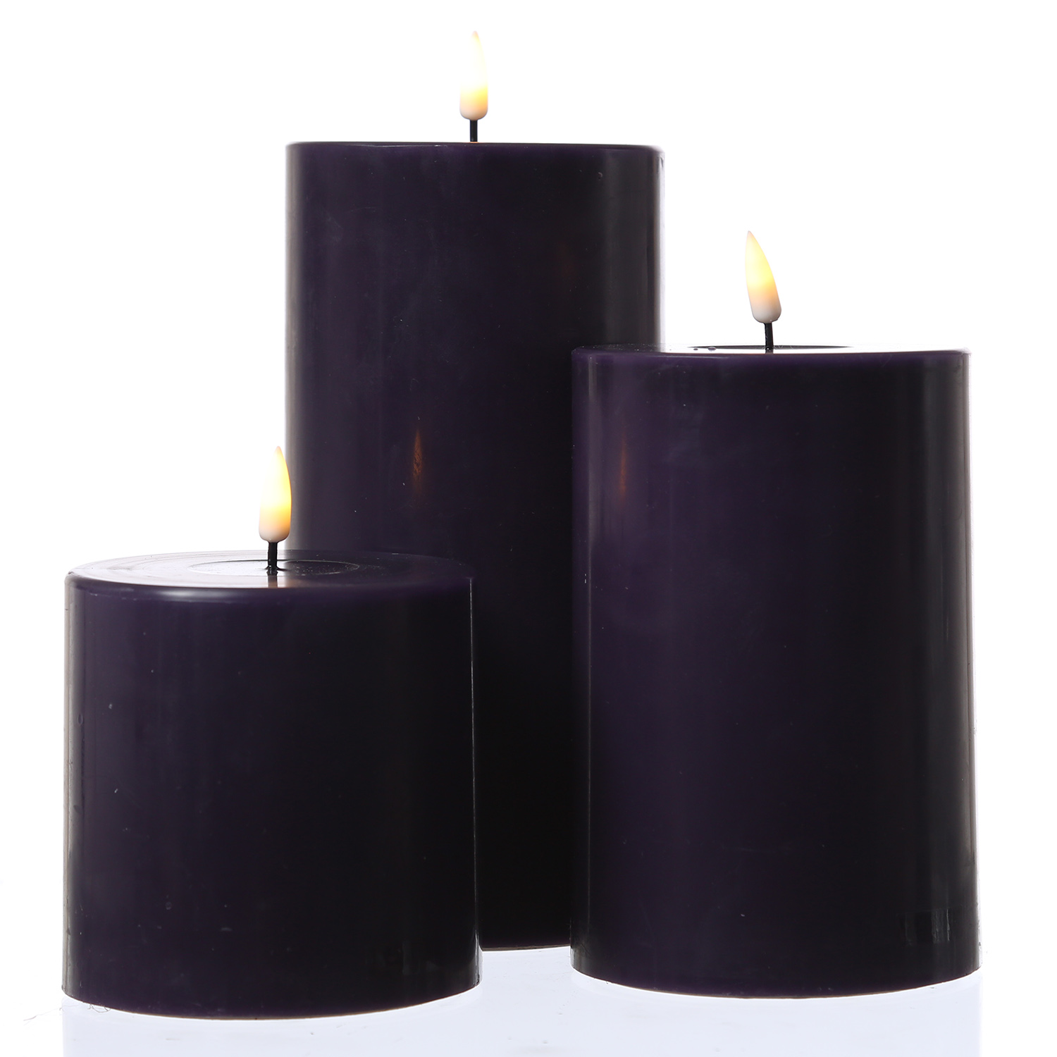 LED Stumpenkerze MIA - Echtwachs - realistische 3D Flamme - H: 10cm - D: 10cm - dunkellila LED Stumpenkerze MIA - Echtwachs - realistische 3D Flamme - H: 10cm - D: 10cm - dunkellila