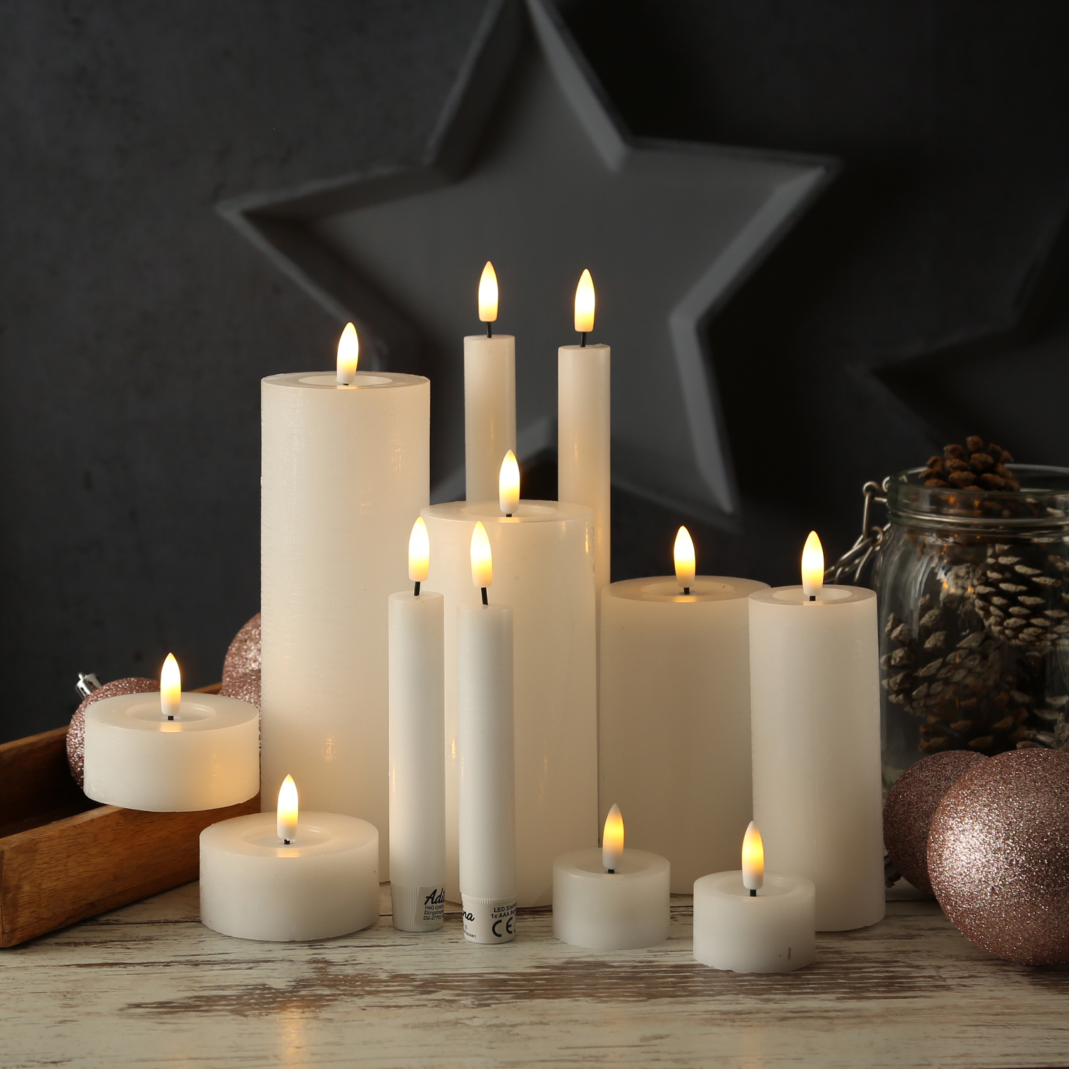 LED Kerze LINA - Rustik-Optik - Echtwachs - 3D Flamme - H: 11cm - D: 7cm - Batterie - Timer - weiß